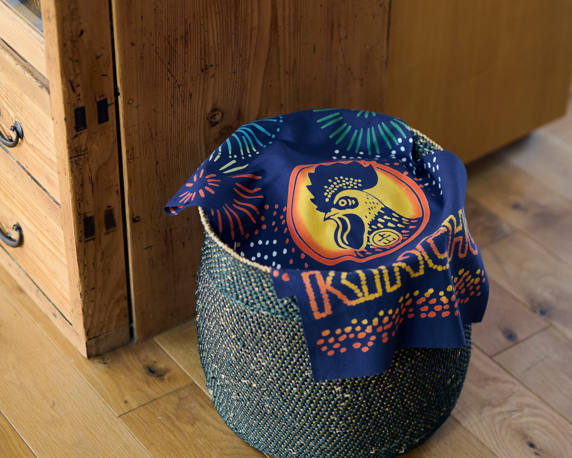 継続品「注染てぬぐい 金鳥花火」（1980円）