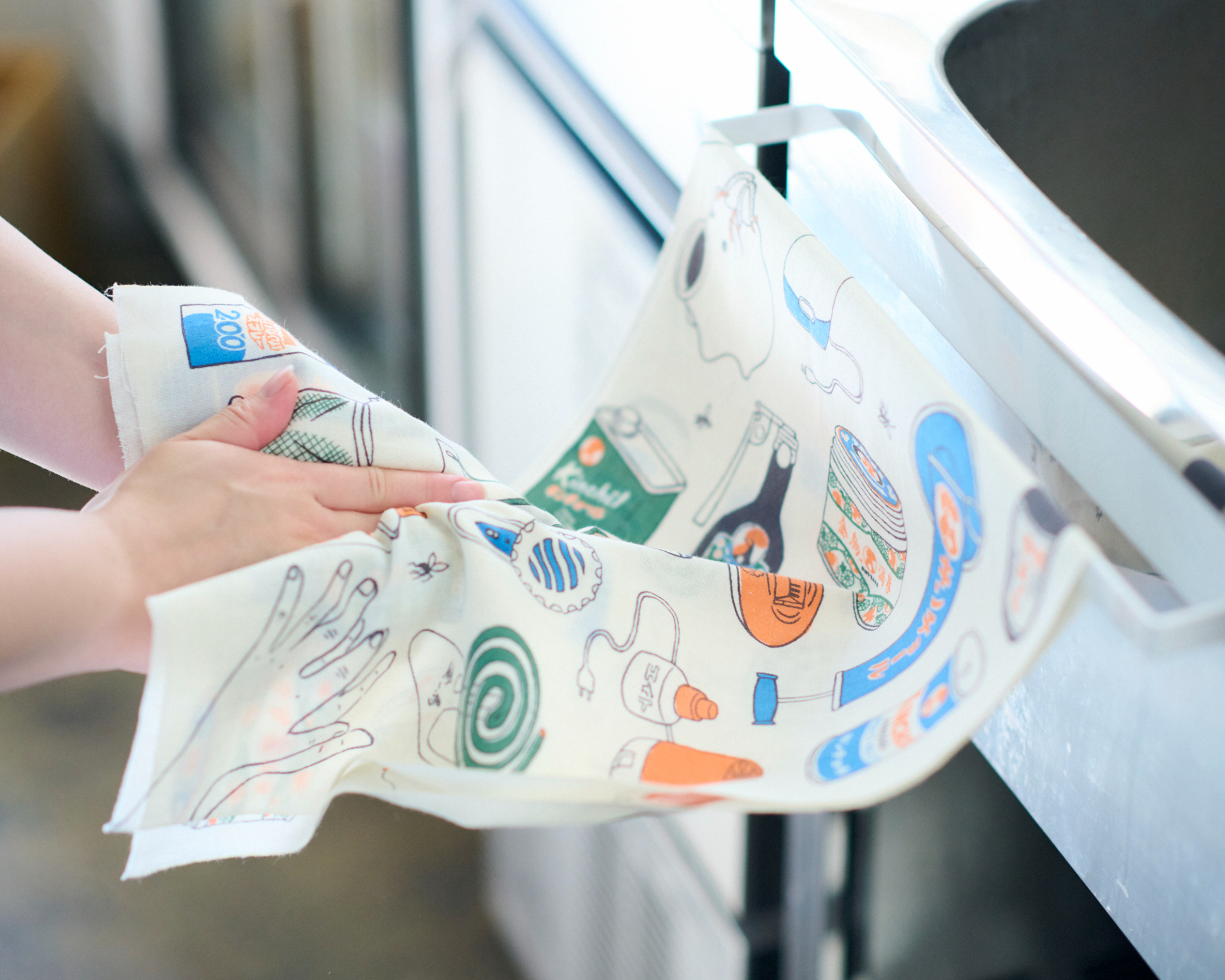 継続品「手捺染てぬぐい 蚊取り道具づくし」（1980円）