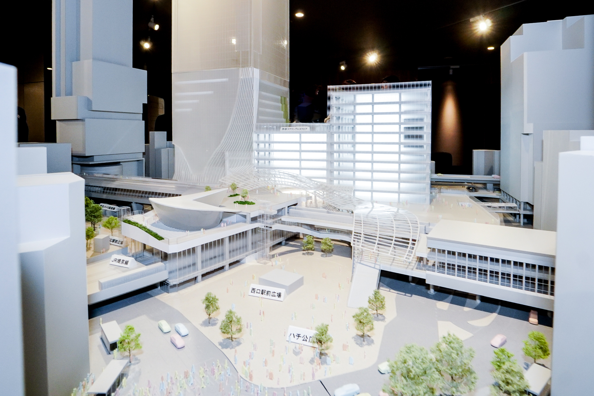 渋谷スクランブルスクエア第II期（中央棟・西棟）とハチ公前の開発予想の模型