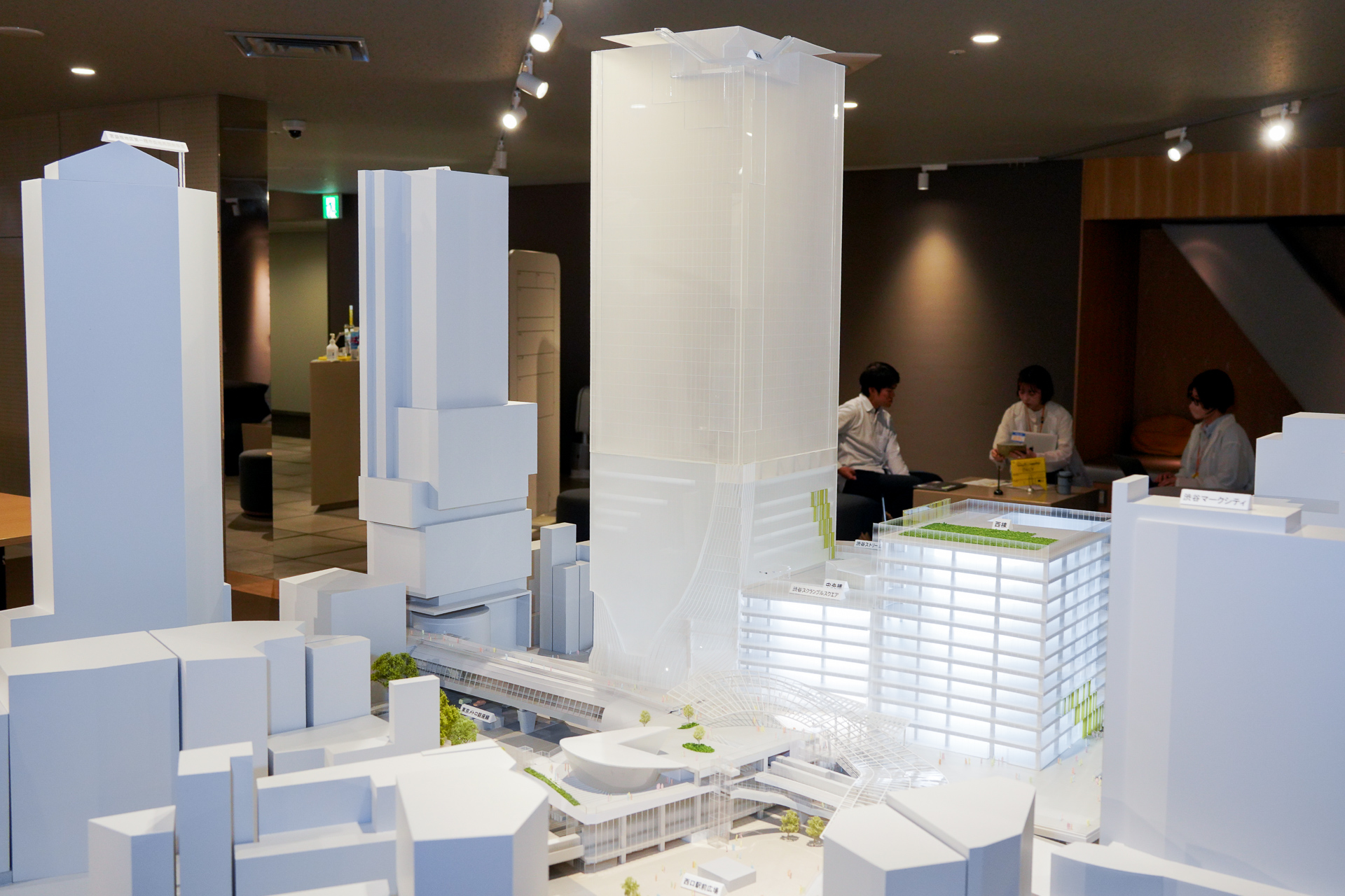 渋谷スクランブルスクエア全体の模型。中央の高いビルが第I期（東棟）