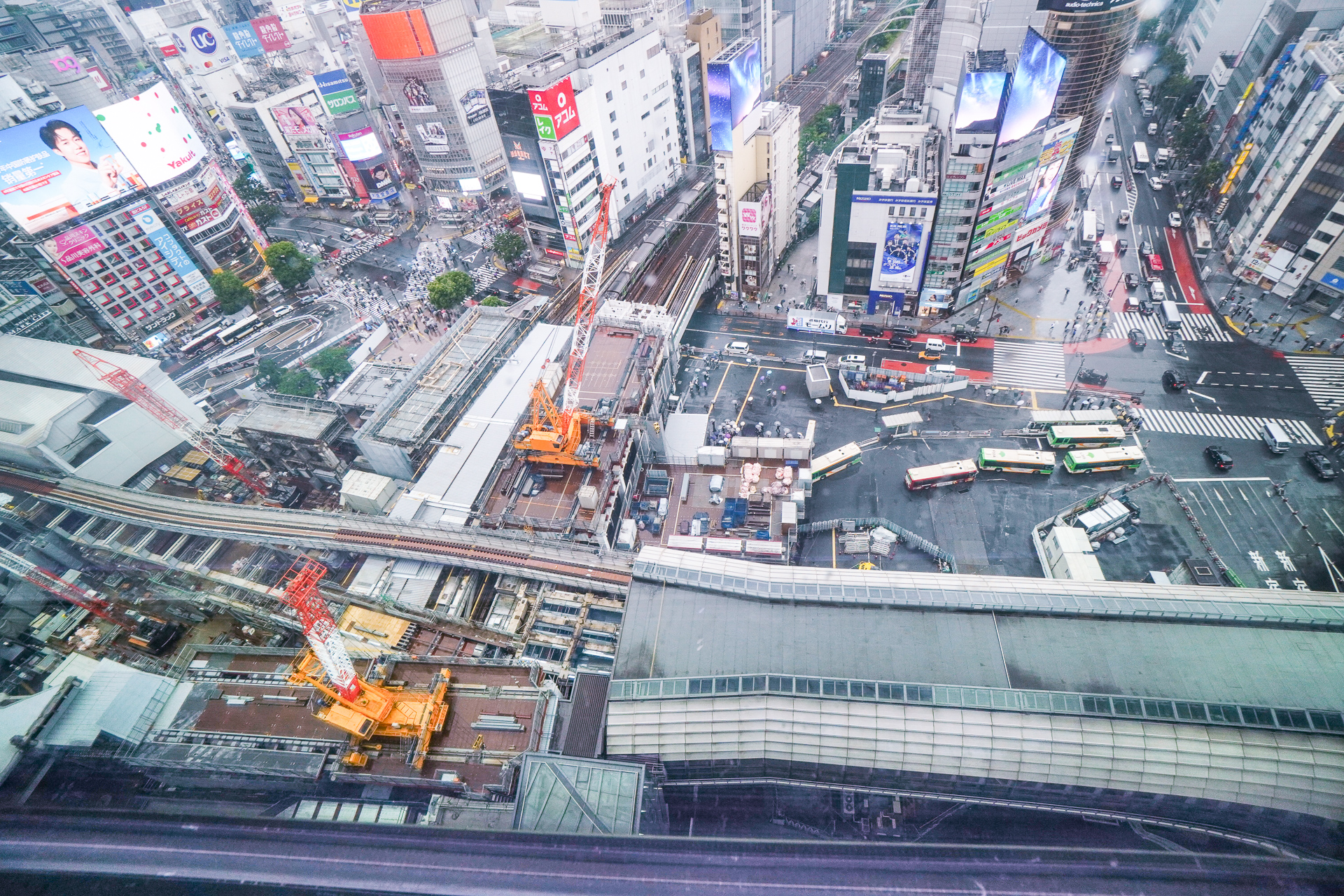 渋谷スクランブルスクエア東棟から見下ろした現在工事中のアーバンコア周辺。左上にスクランブル交差点、右下に歩行者デッキ通路のスカイウェイ（仮称）が姿を現わしつつある
