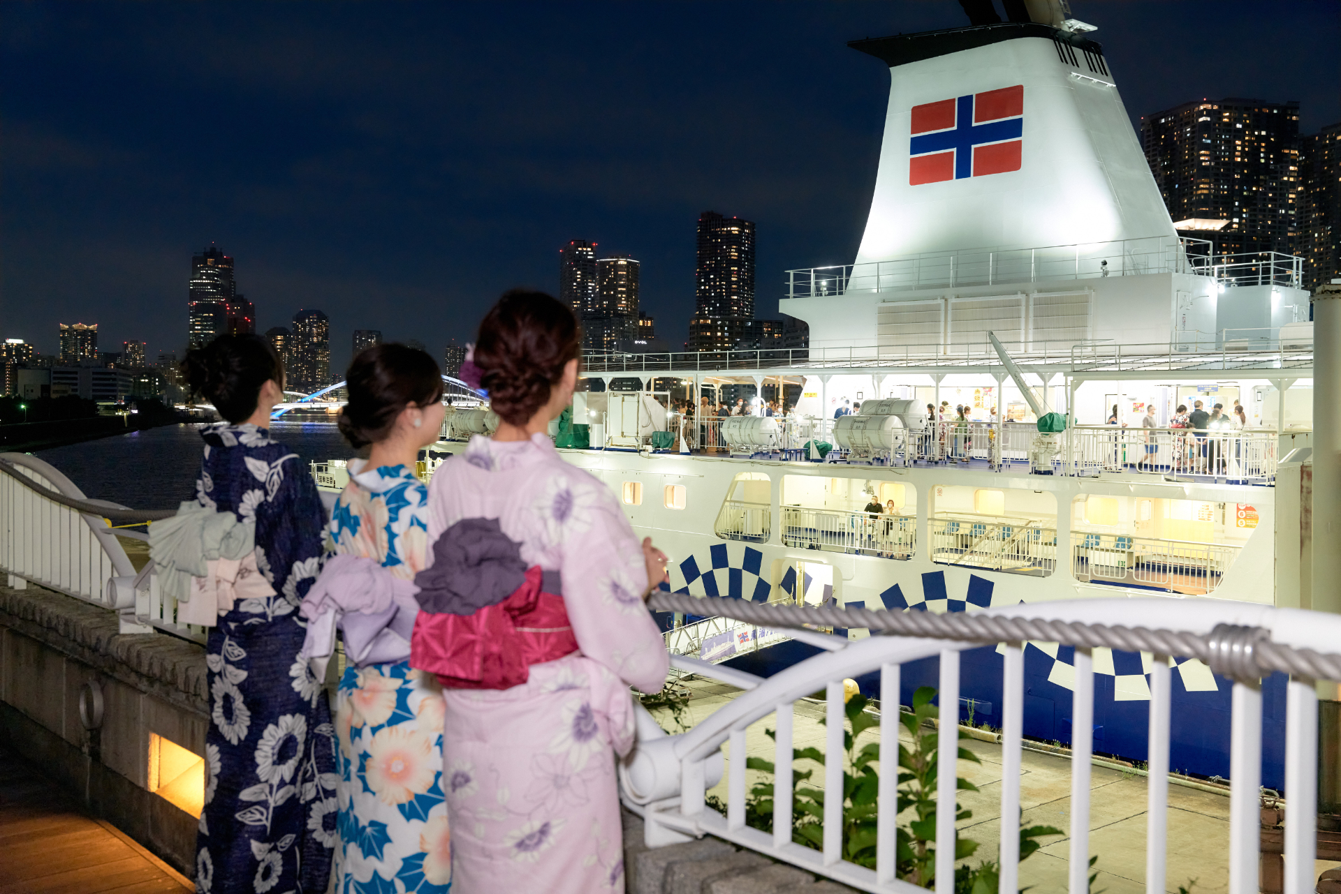 今夏は竹芝桟橋に停泊する船の上でビアガーデン開催