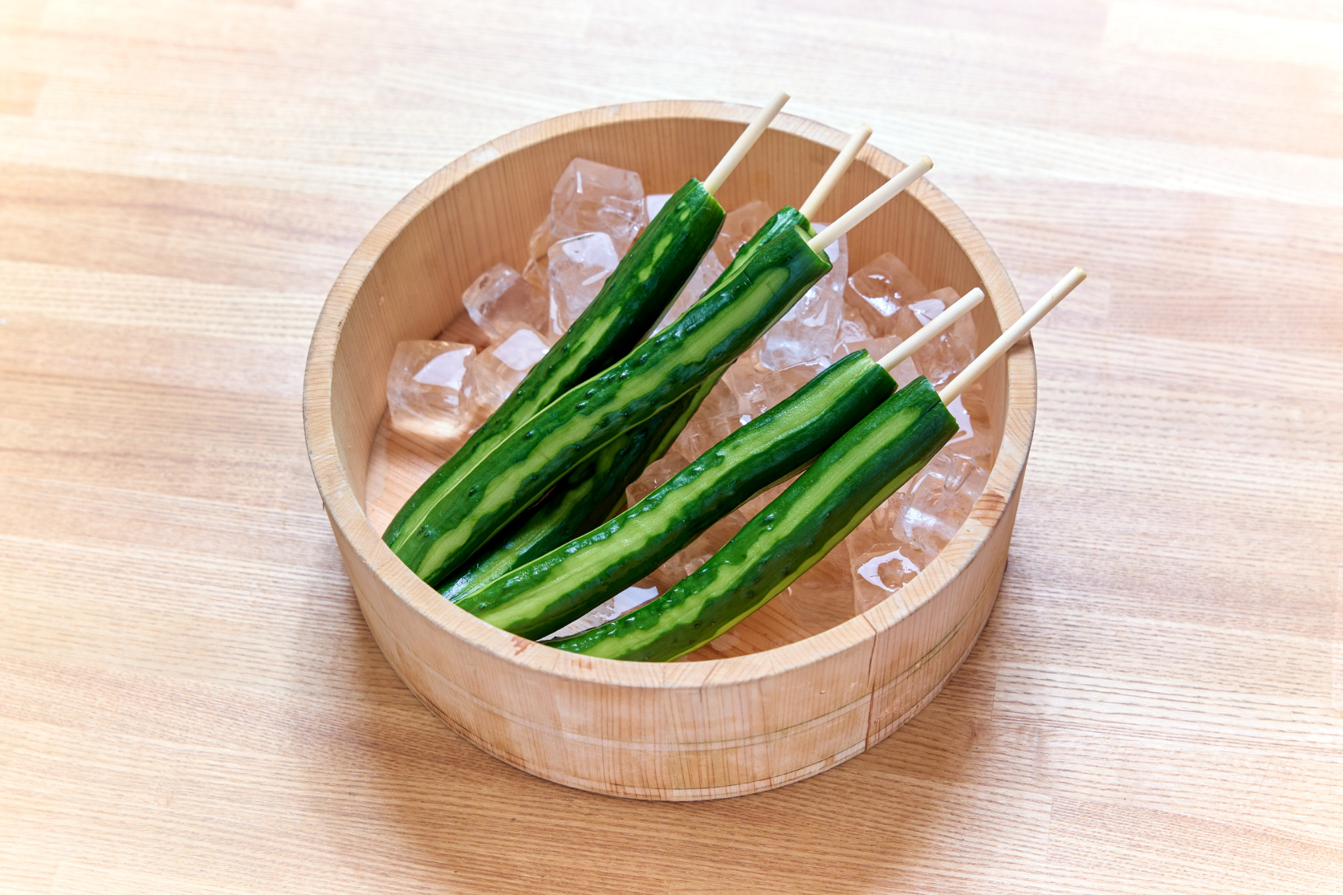 船内売店フードメニュー（有料）は、島塩のきゅうり1本漬け、ソース焼きそば、島塩フライドポテト、島塩鶏から揚げ、ジェラートアイス、ふわふわかき氷、シナモンチュロスなど