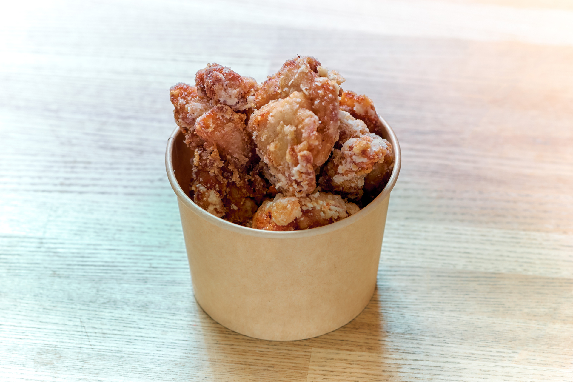 船内売店フードメニュー（有料）は、島塩のきゅうり1本漬け、ソース焼きそば、島塩フライドポテト、島塩鶏から揚げ、ジェラートアイス、ふわふわかき氷、シナモンチュロスなど