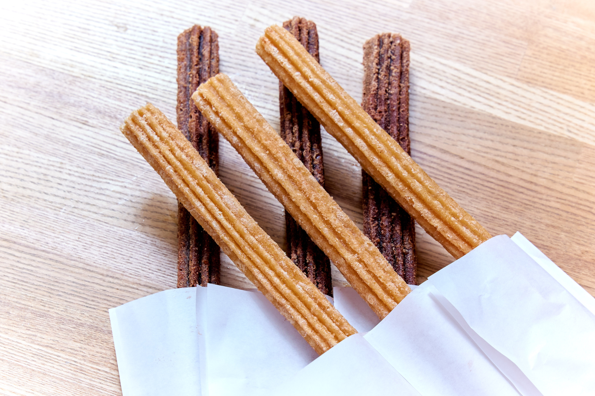 船内売店フードメニュー（有料）は、島塩のきゅうり1本漬け、ソース焼きそば、島塩フライドポテト、島塩鶏から揚げ、ジェラートアイス、ふわふわかき氷、シナモンチュロスなど