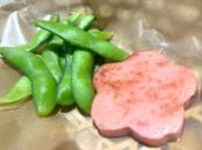 「のり結び」の「花ソーセージ＆枝豆セット」。15時以降に樽生ビールを注文するとついてくる