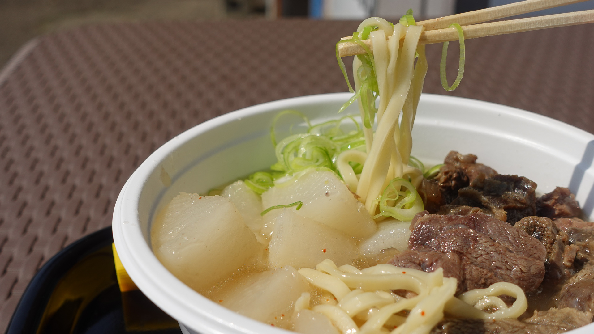 ジビエそばは沖縄そばの麺を使用している