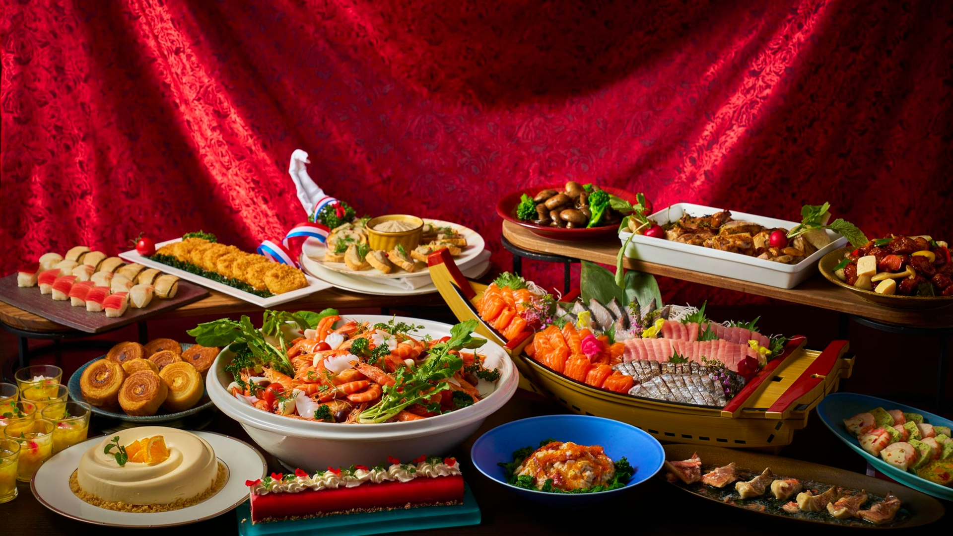 夕食ビュッフェはステーキやお寿司など約90品