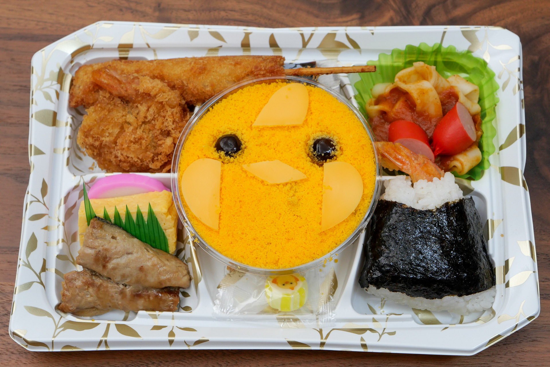 中央のぴよりんを、名古屋名物のおかずが取り囲んでいる