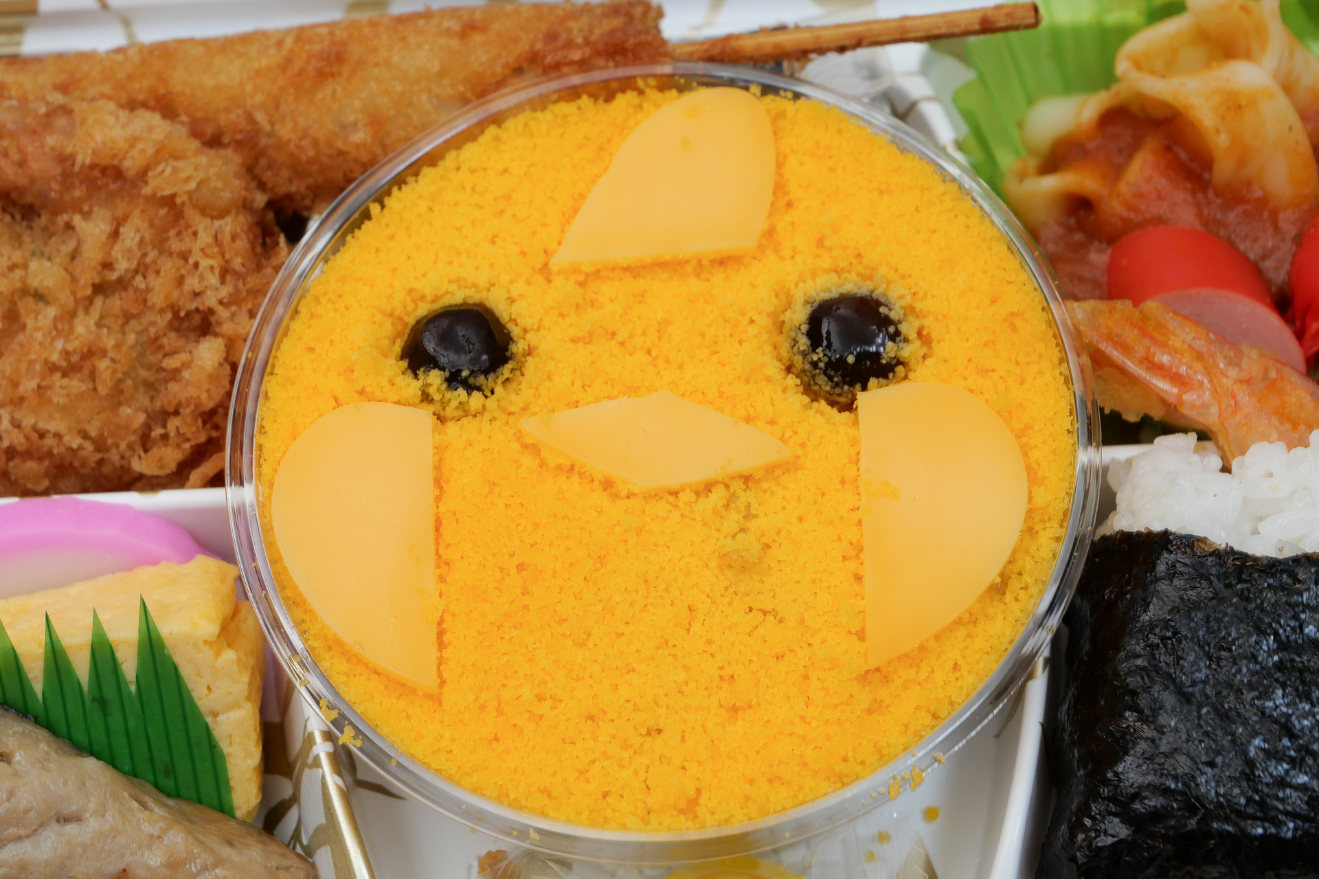 中央のぴよりんは、名古屋コーチンの卵を使った卵そぼろごはん。眼はタピオカ、くちばしなどはチーズ。かなり甘めの味付けで、スイーツ的な印象もある