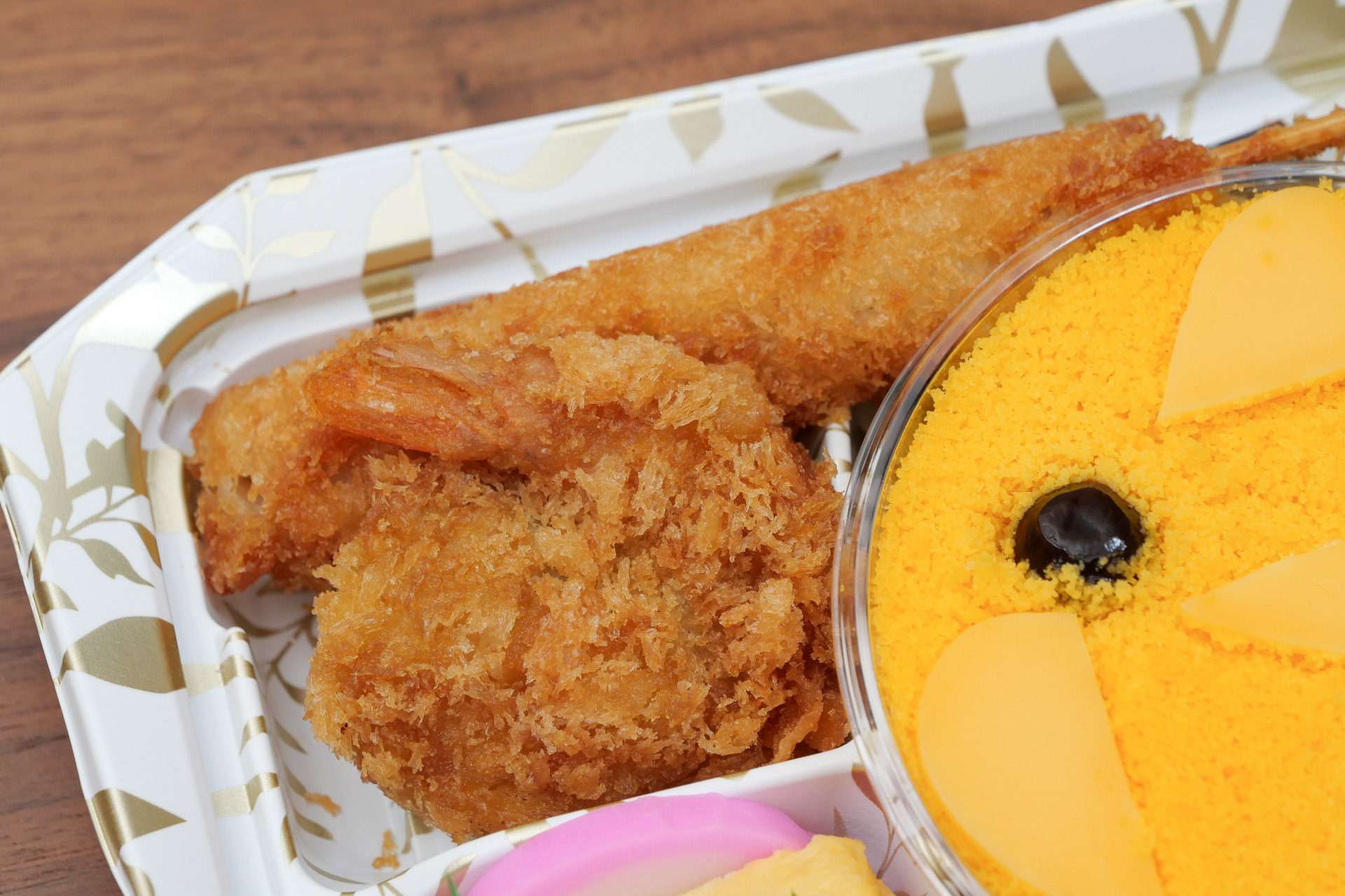 左上には、みそかつとエビフライ。どちらも名古屋といえば欠かせないおかず