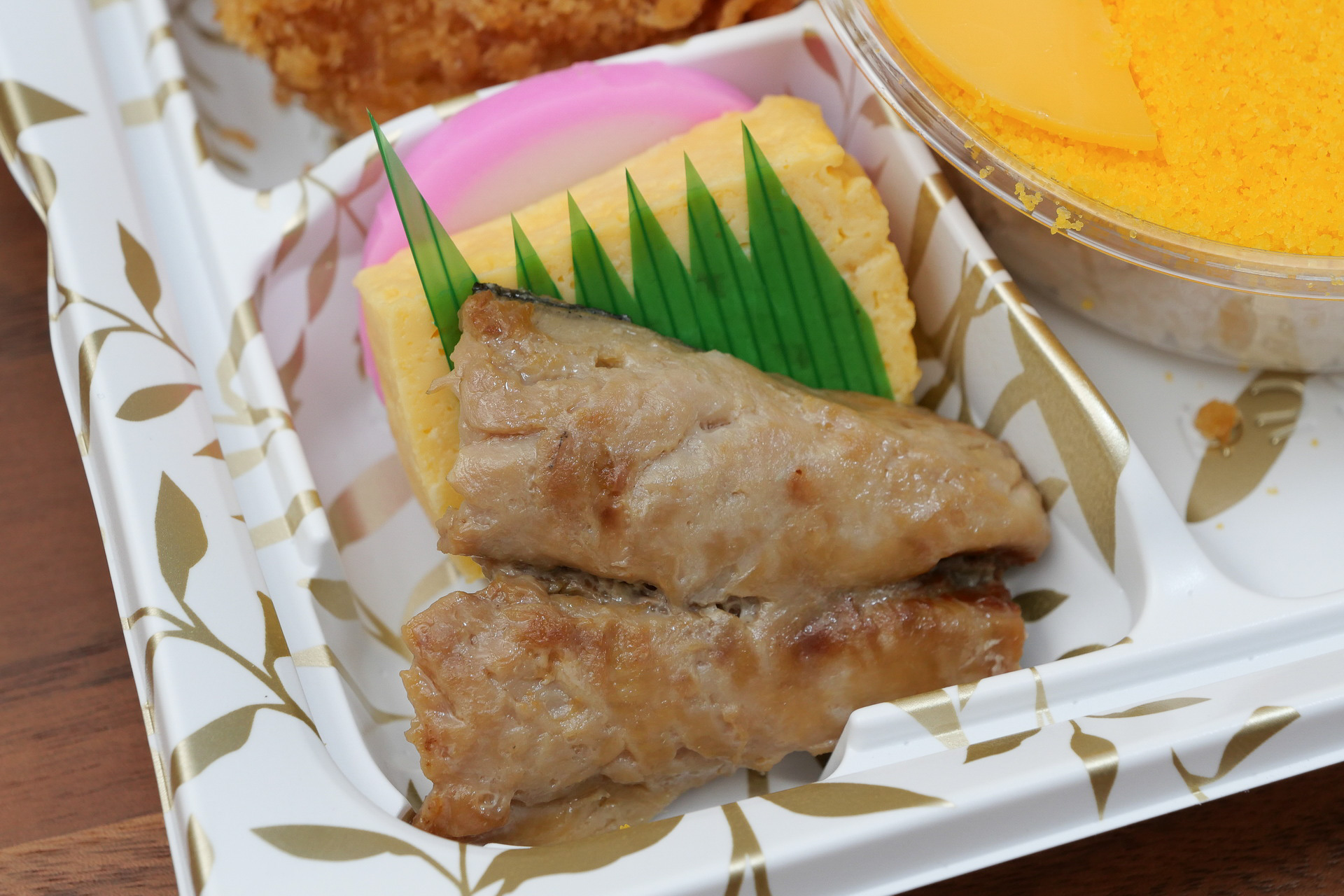 左下には、玉子焼き、かまぼこ、鯖の塩焼きと駅弁に欠かせない3品が。これがあるおかげで駅弁感が増している