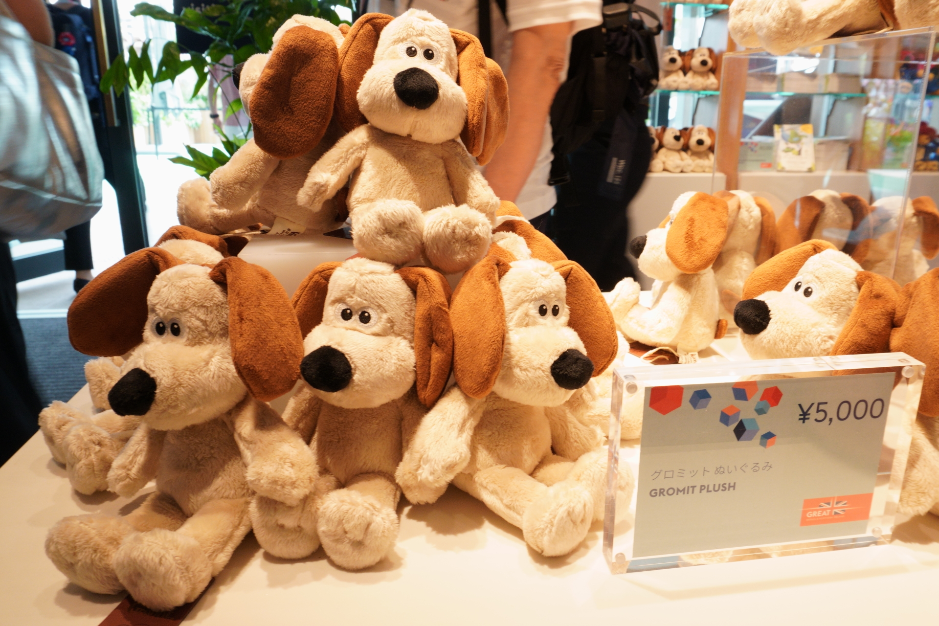 パビリオン1階のショップでも「ひつじのショーン」グッズを販売している