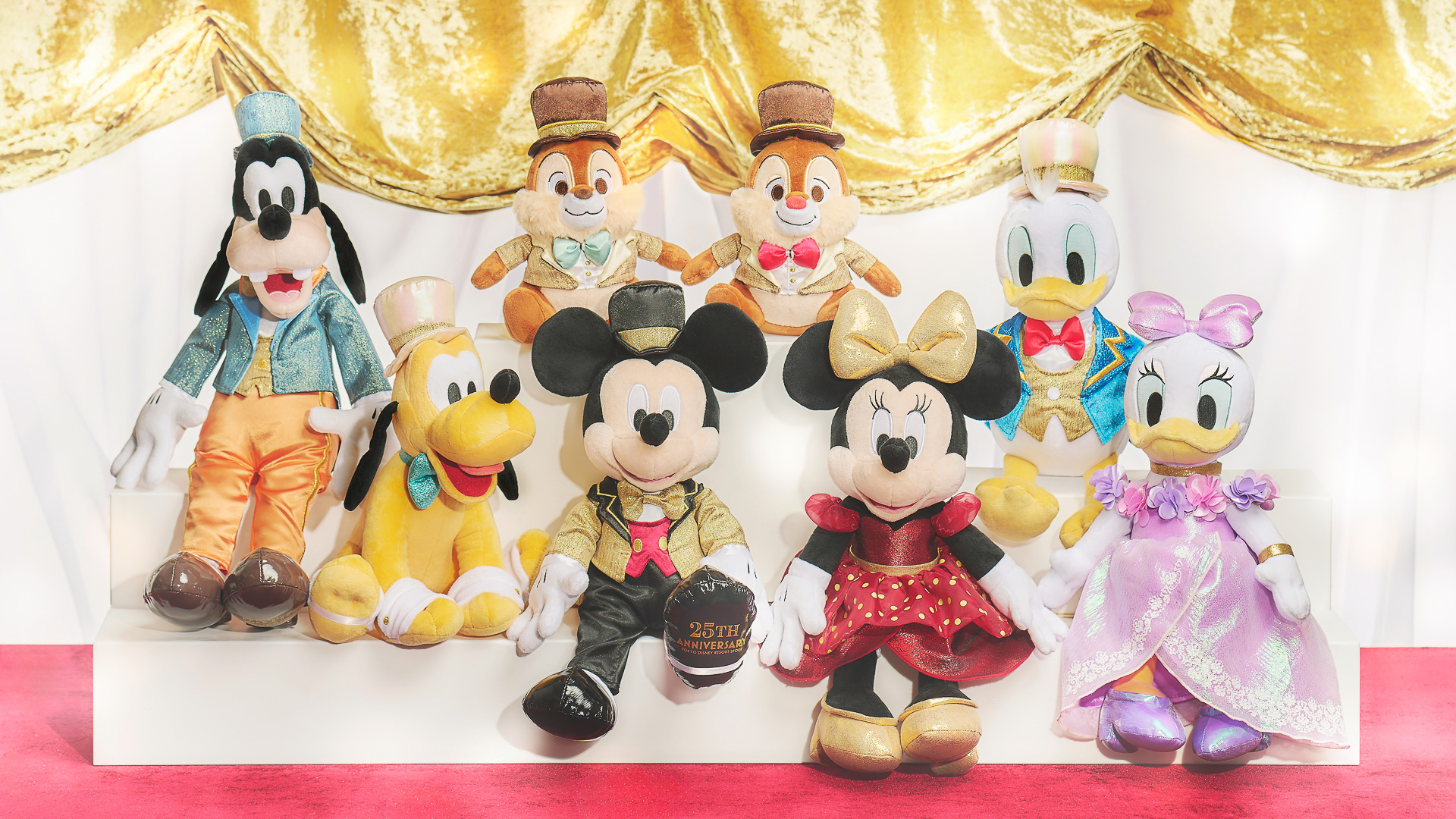 華やかな衣装をまとった記念グッズが同時発売