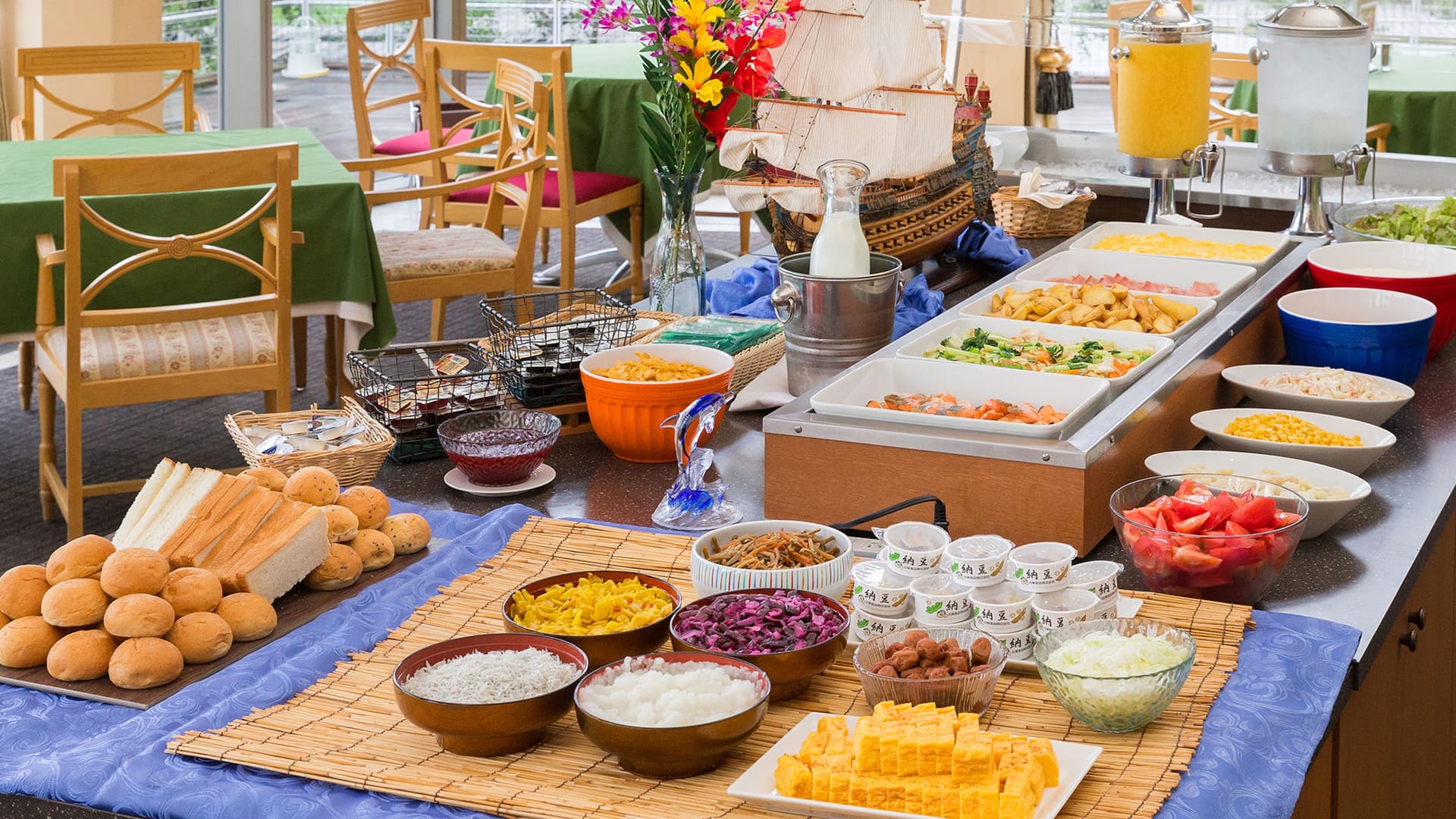 ホテルこだわりの朝食ビュッフェ。特製カレーや中華など約30種類