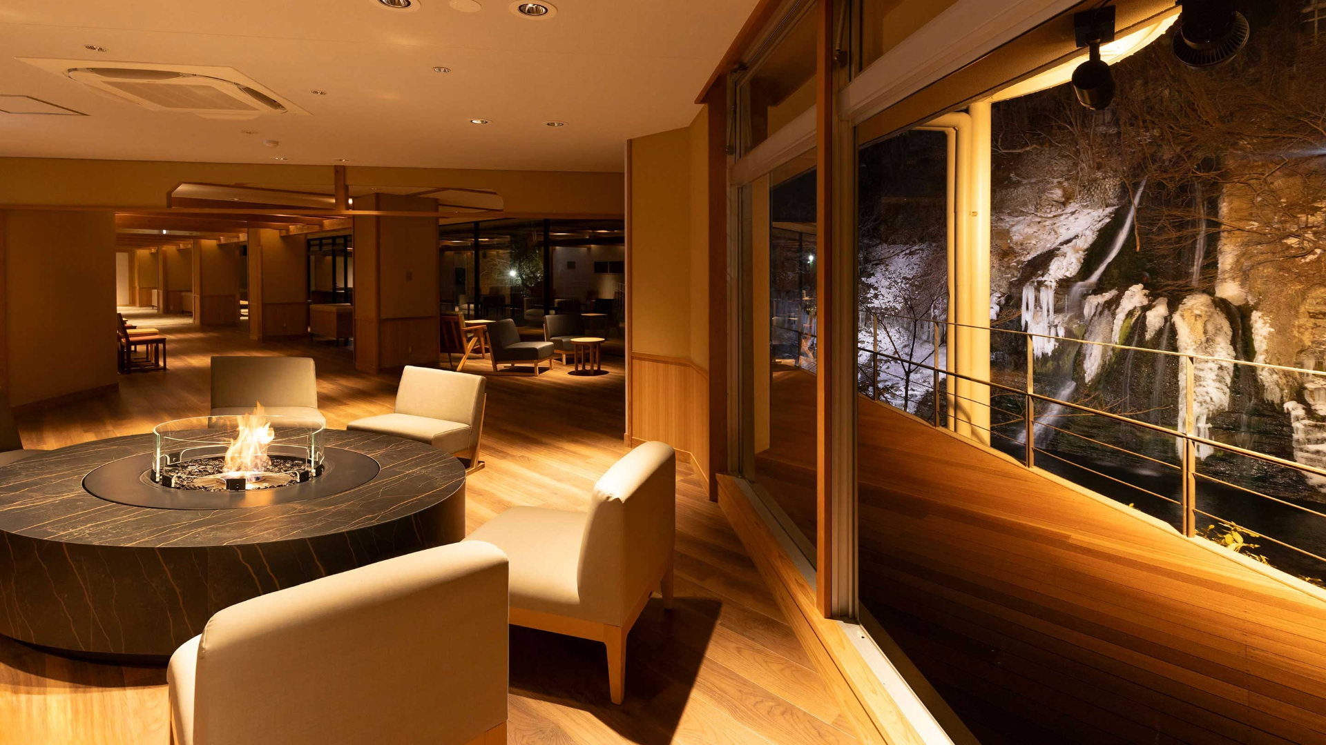 暖炉を配した滝見ラウンジではフリードリンクをサービス