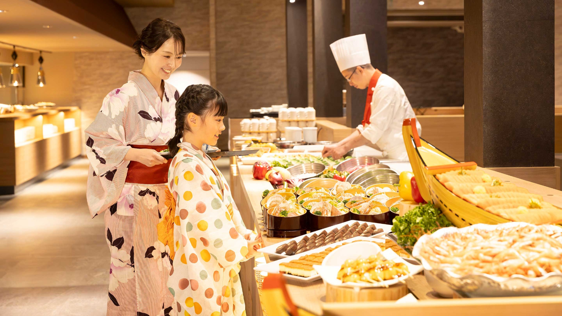 夕食バイキングではステーキや天ぷら、お寿司、ご当地グルメ、スイーツなどが食べ放題