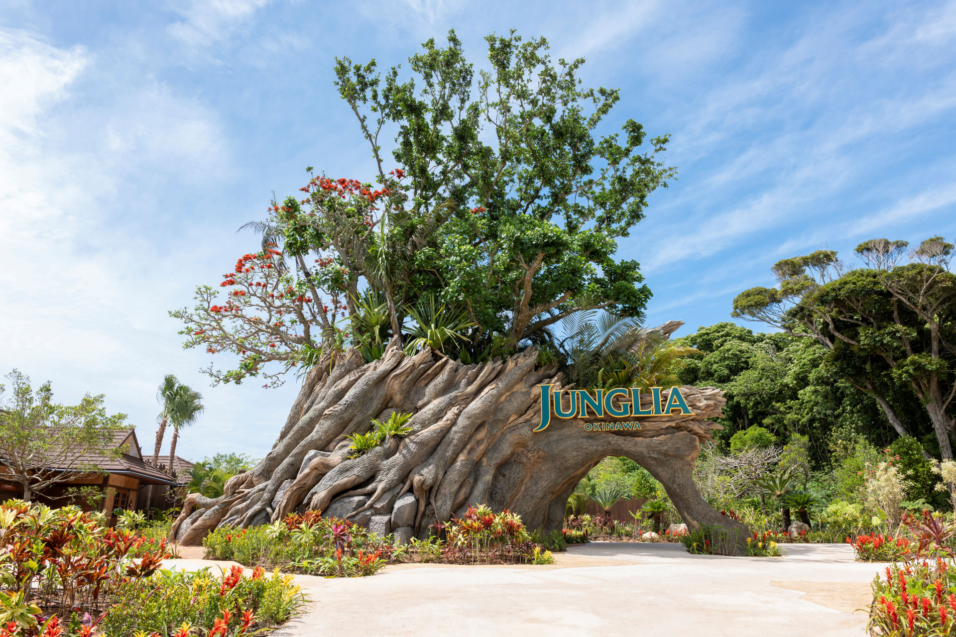 沖縄県内の木々を結集して創られたパークのシンボル「ジャングリア ツリー」