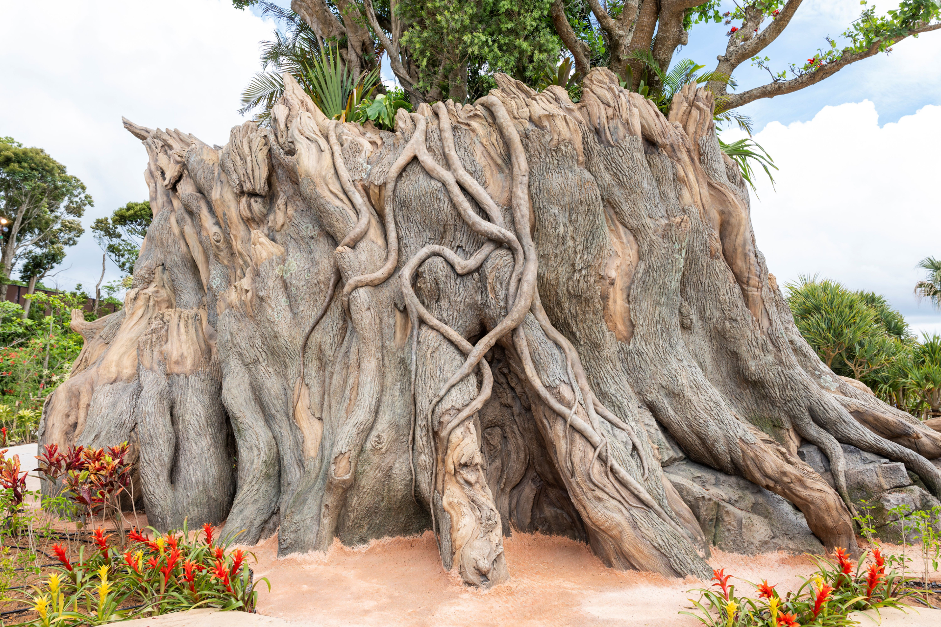 沖縄県内の木々を結集して創られたパークのシンボル「ジャングリア ツリー」