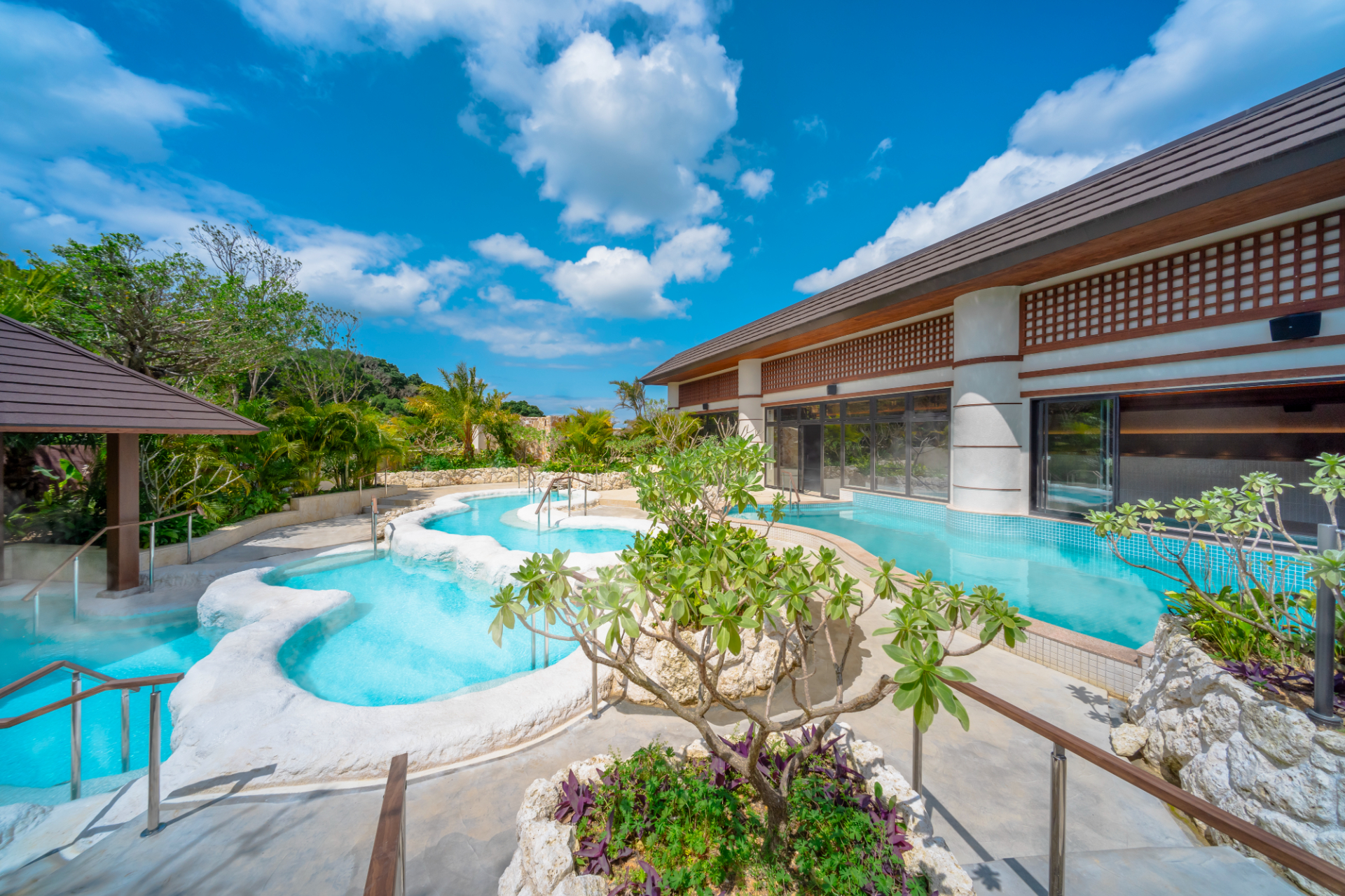 南国リゾート感あふれる「スパ ジャングリア」