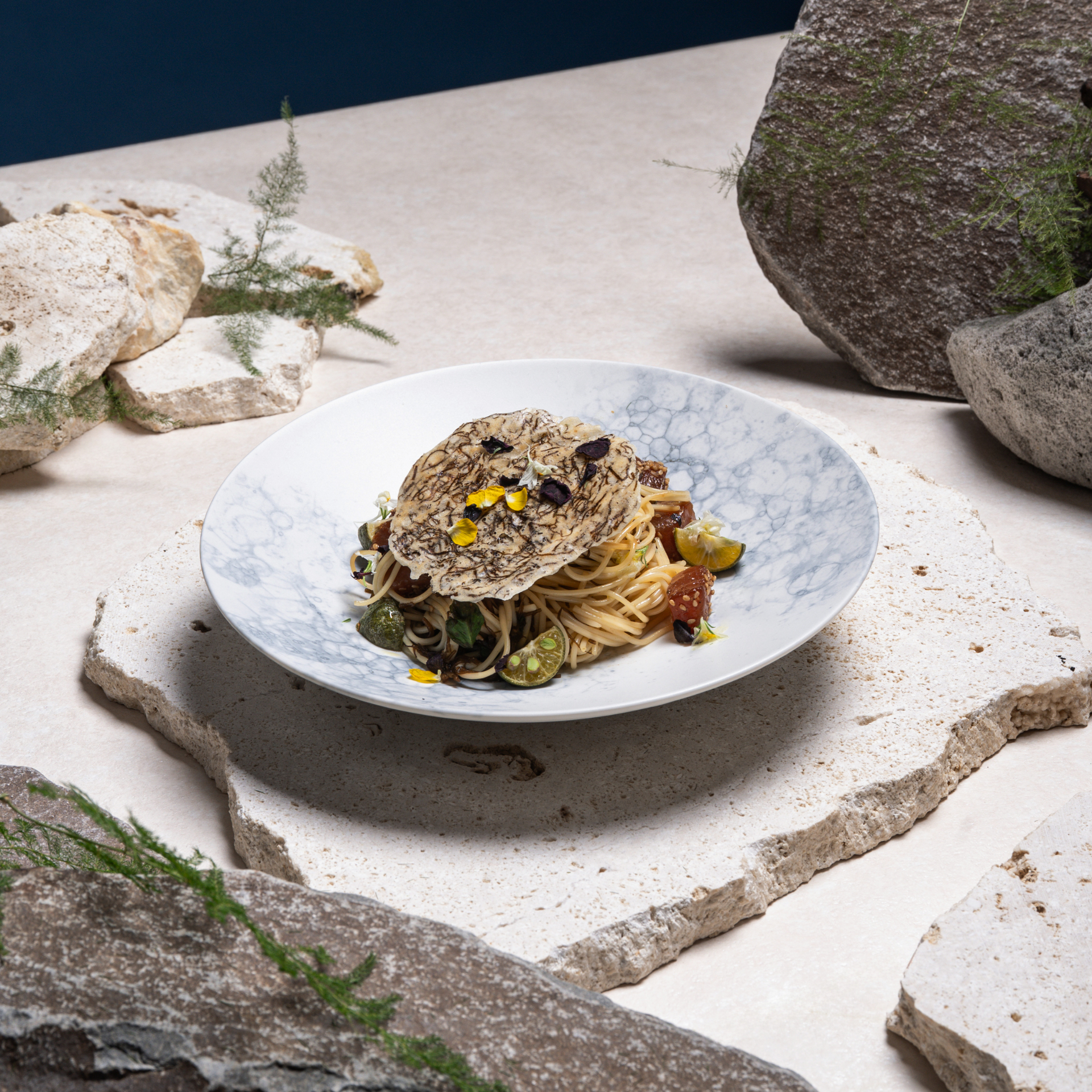 「冷製パスタ ～マグロ、もずく、シークワーサー～」（1700円）