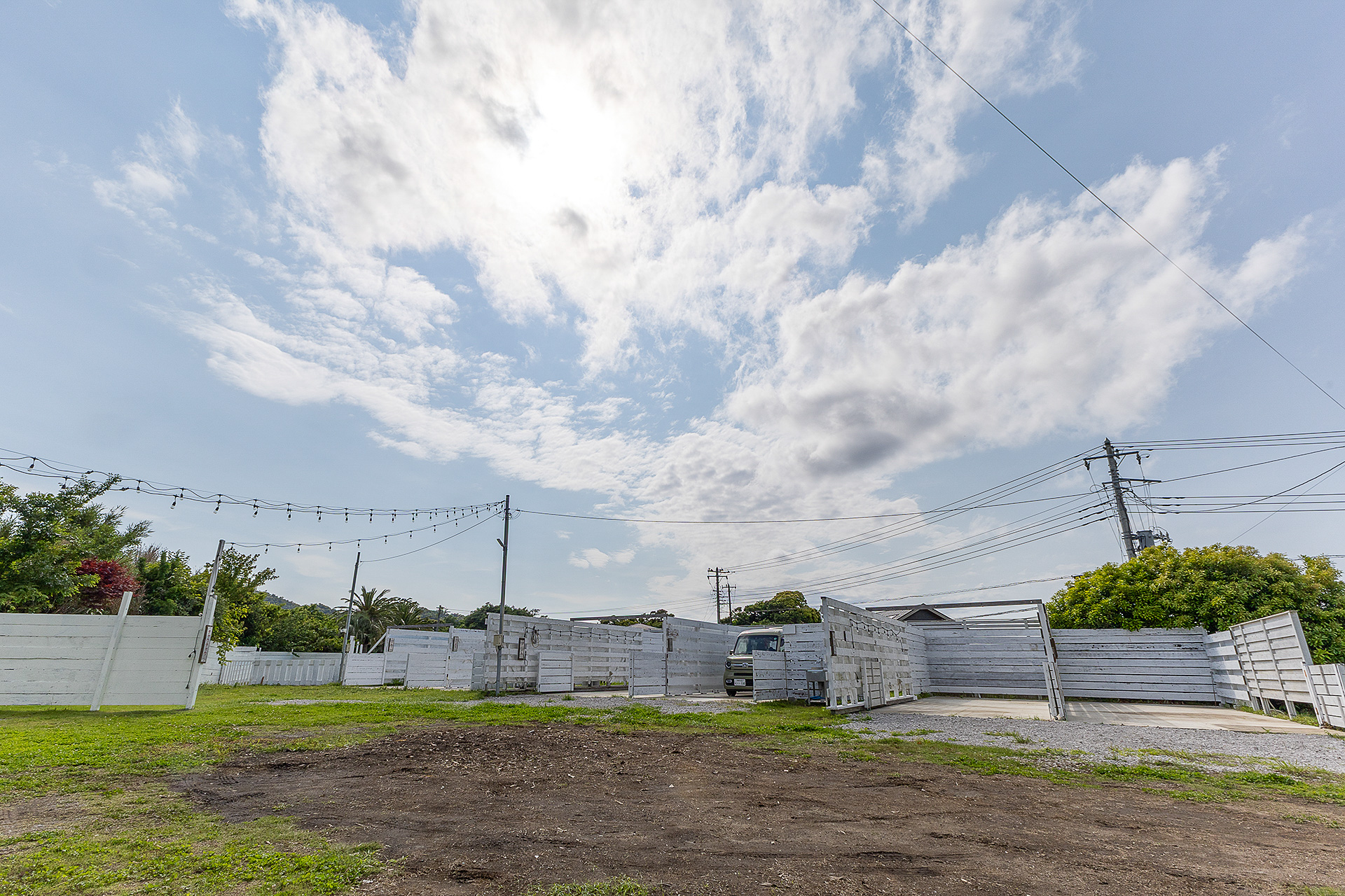 千葉県館山市に新たにオープンした「RVパーク DOG KENNEL」は、愛犬をリードなしで遊ばせられるサイトやドッグランのある施設