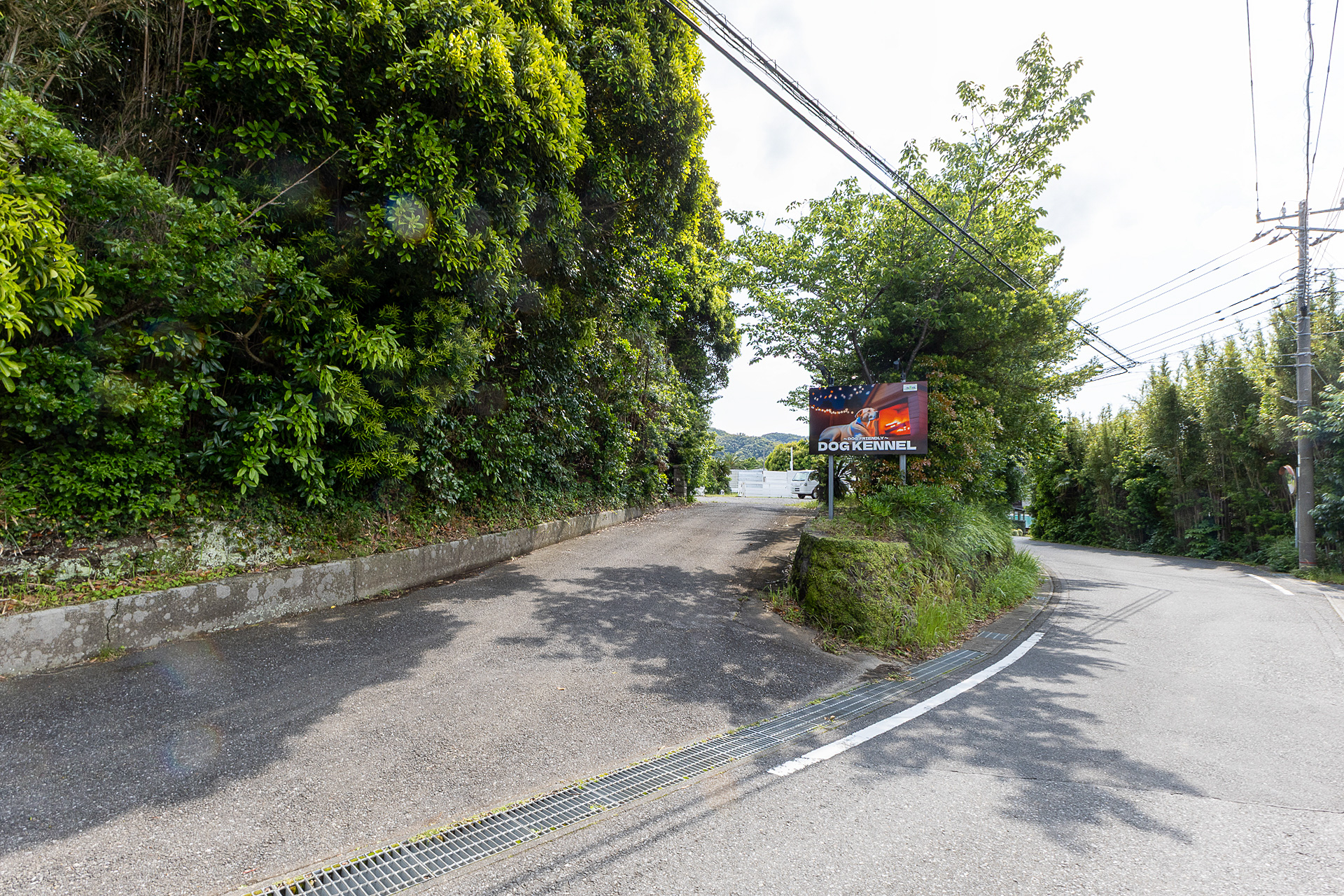 施設への入口。看板があるのでこれを目印に