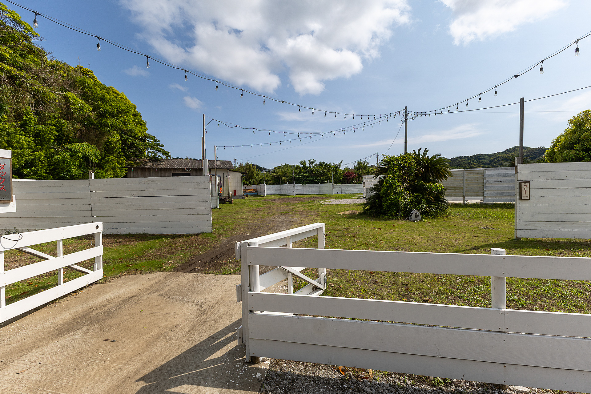 敷地は広い。こちらは以前、グランピング施設だったという（運営は違う会社）。その前は旅館があったそうだ