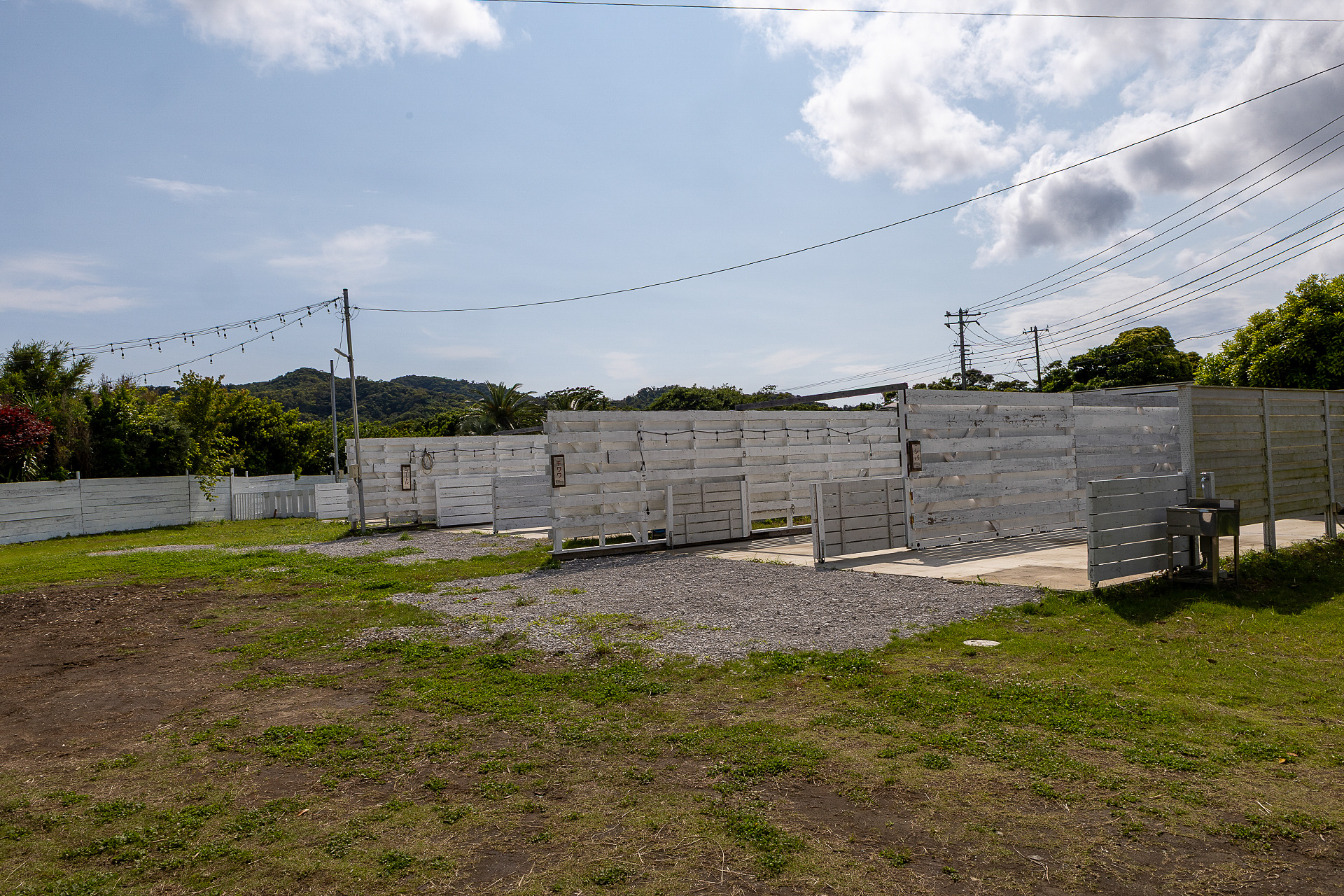 シバからハスキーまでのコンクリート敷きサイト。すべて壁によって仕切られている