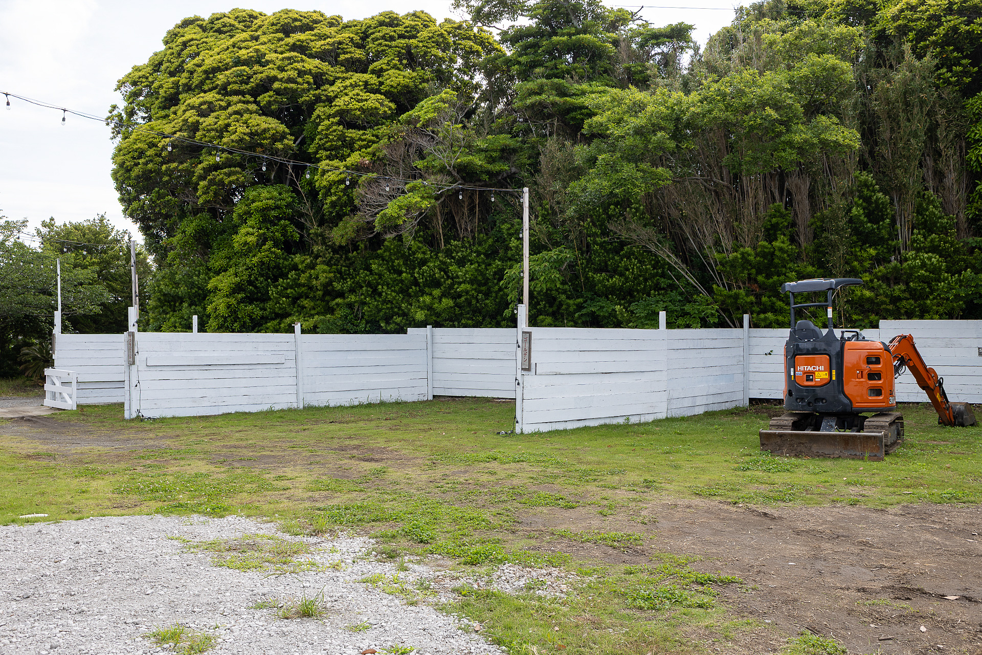 ダックスからゴールデン、そして写っていないがダルメシアンとチャウチャウは土の地面になる。こちらも壁で仕切っている