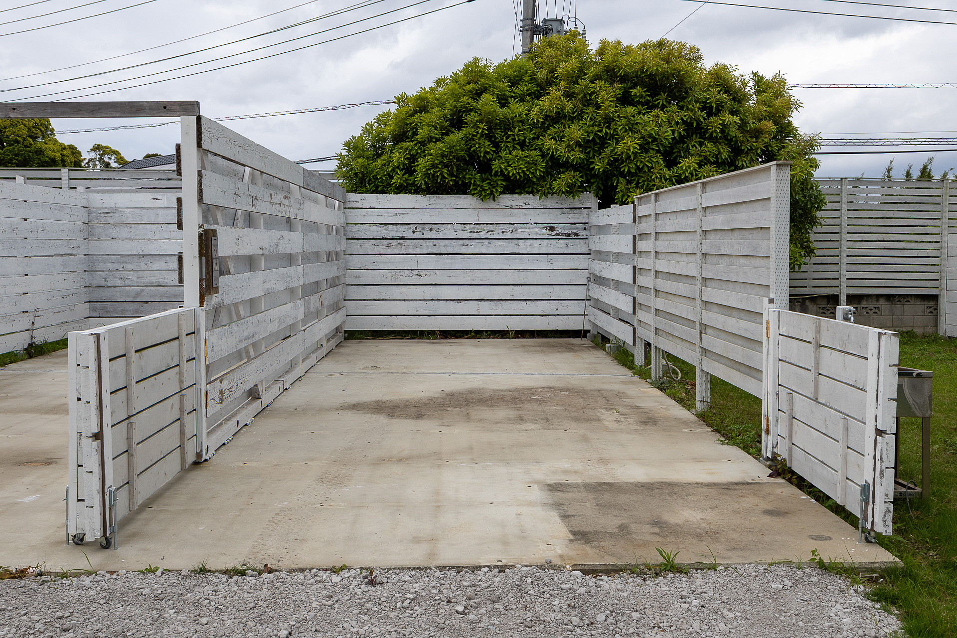 シバサイト。サイトの横には水道がある