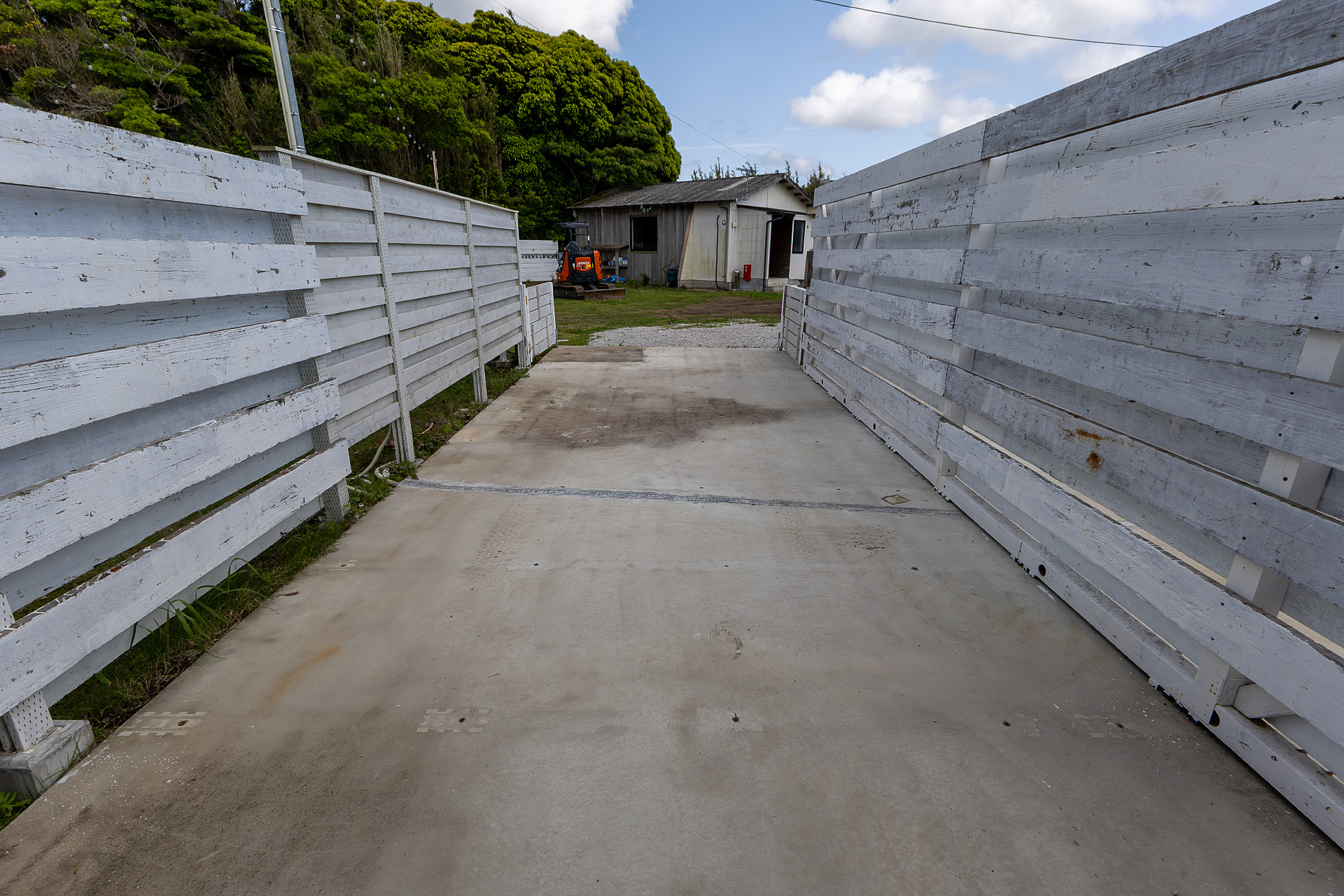 サイト内からの光景。奥行きは十分にあるのでハイエースクラスでも余裕