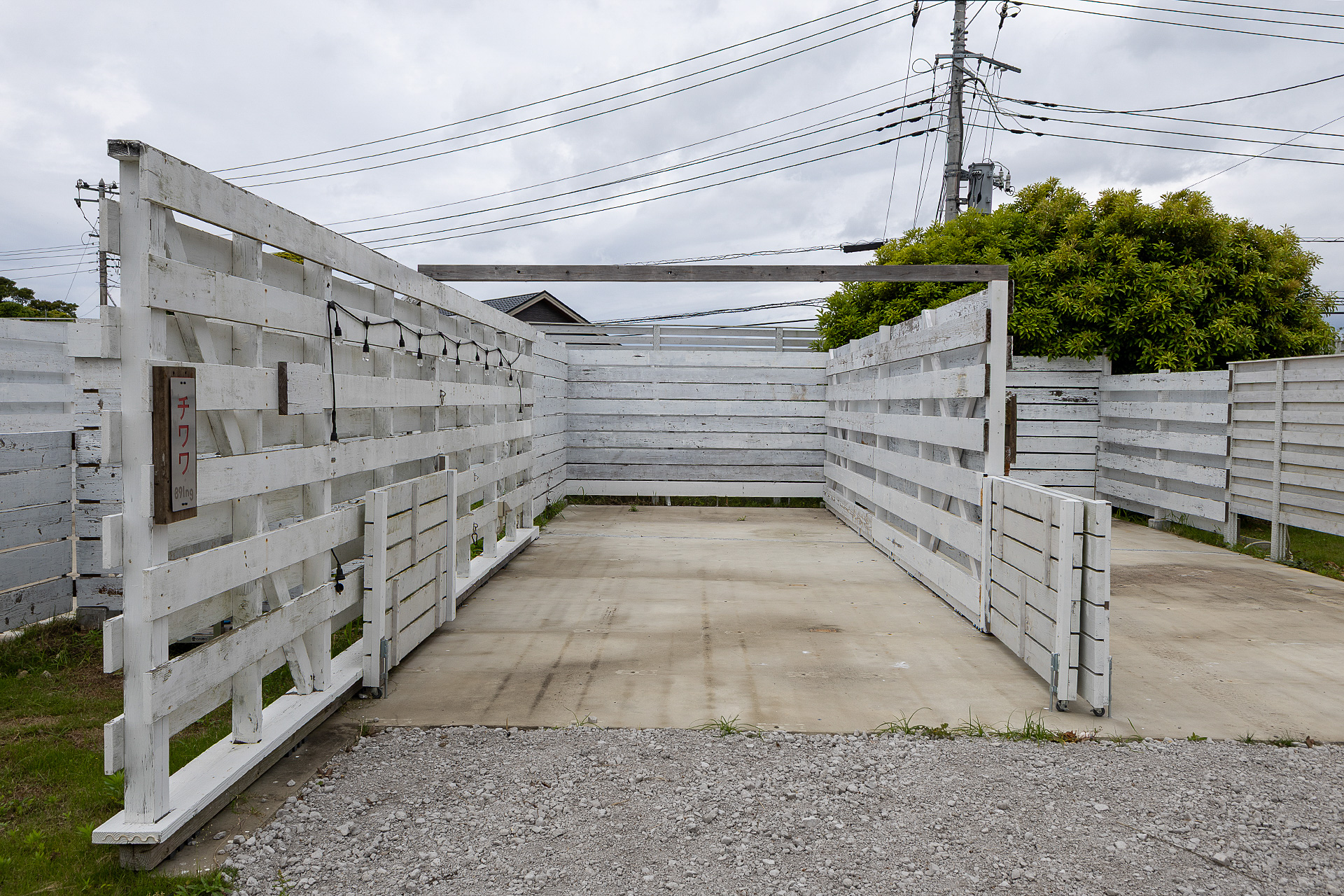 チワワサイト。ここは約2.1mほどのところに塀の補強材が通っているので高さのある車両は利用できない