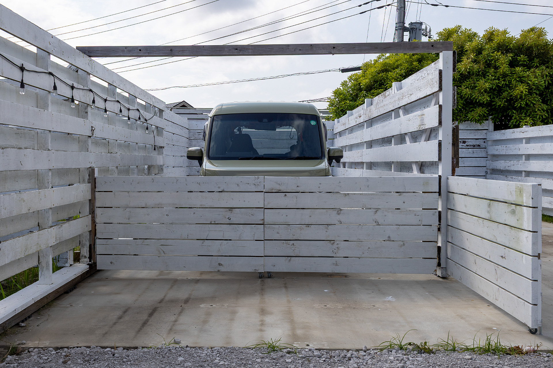 シバサイトからハスキーサイトには扉が付いている。サイト内で愛犬をノーリードで遊ばせることも可能だ