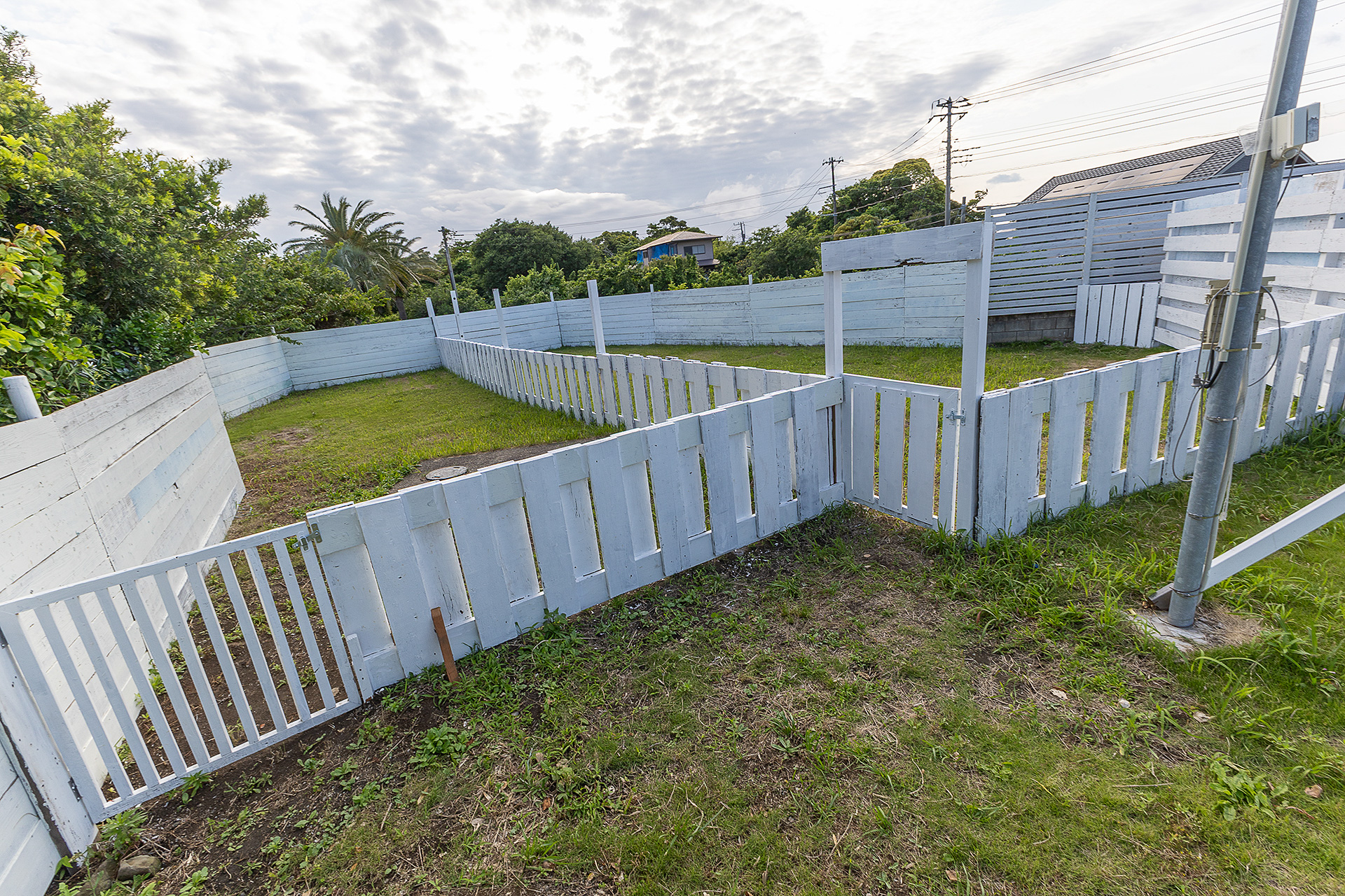 敷地の一番奥にはドッグランがある。仕切られているので小型犬用と大型犬用といった感じか