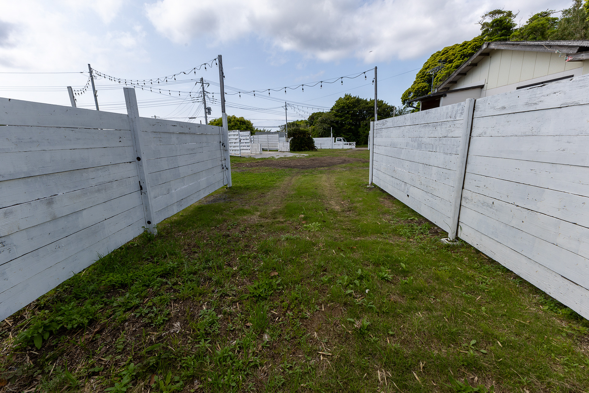 サイトの奥から見た光景