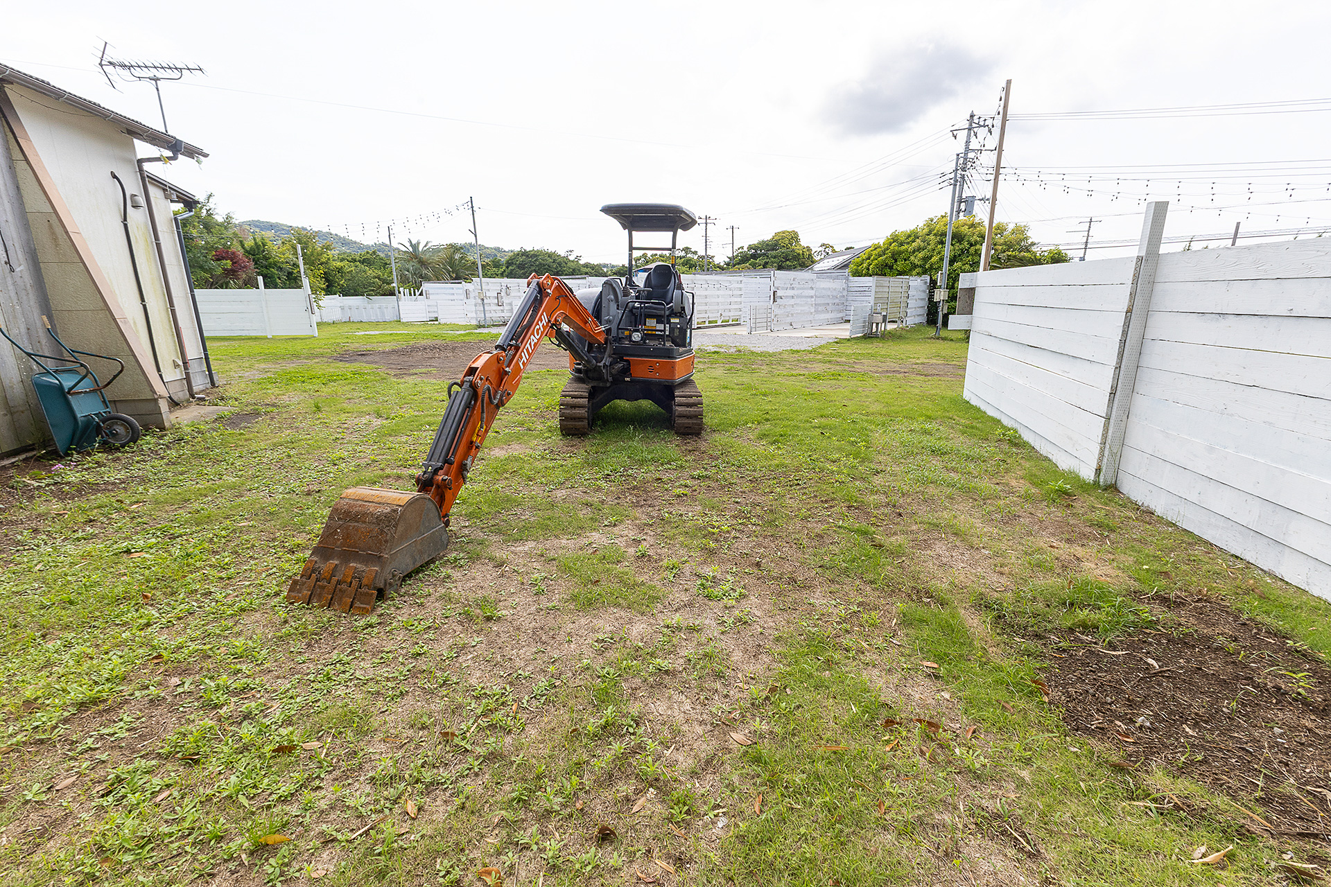 サイト奥からの光景。整備中なので重機が置いてある