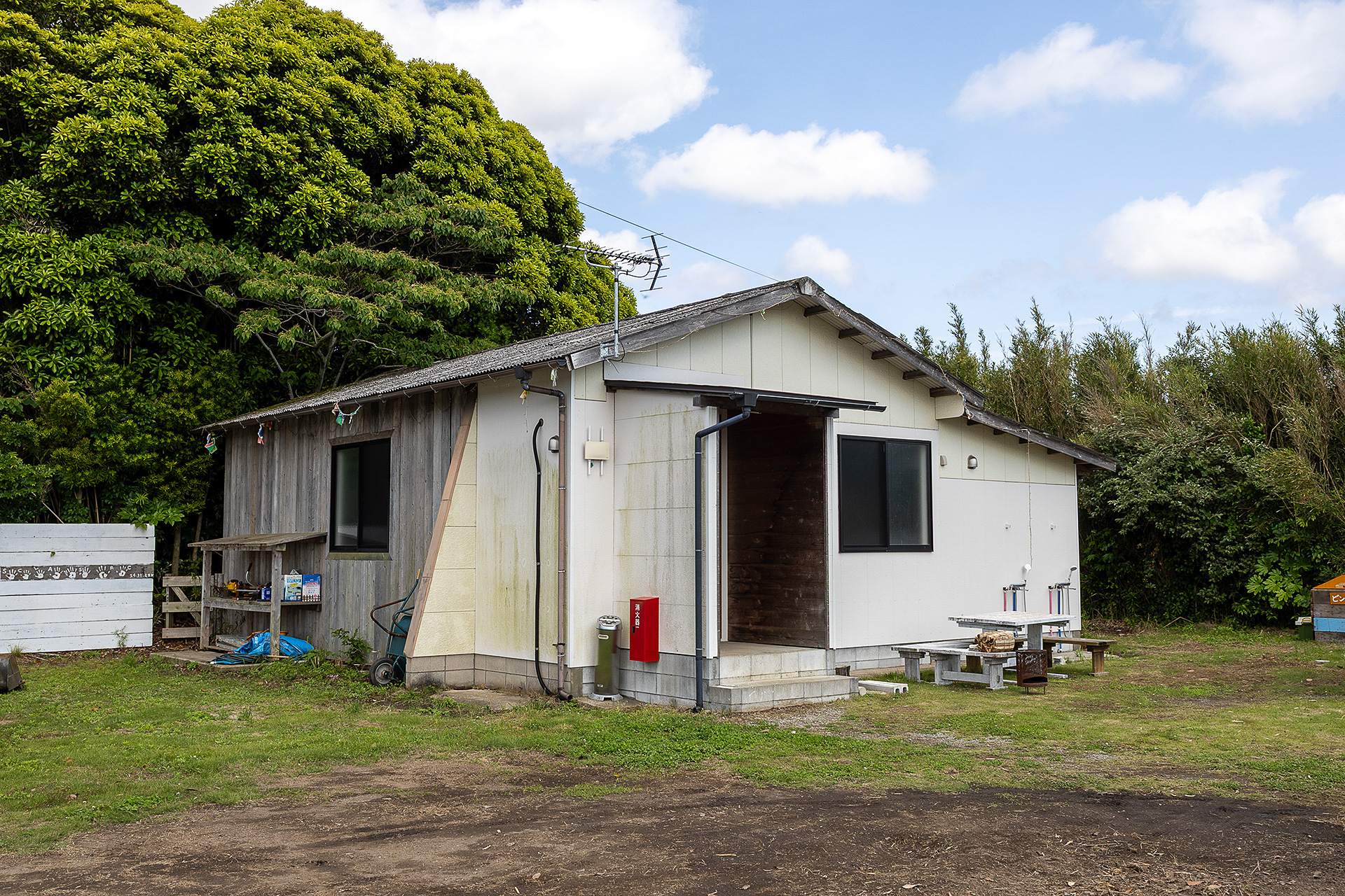 こちらが管理棟。現在、夜間のみスタッフが駐在している