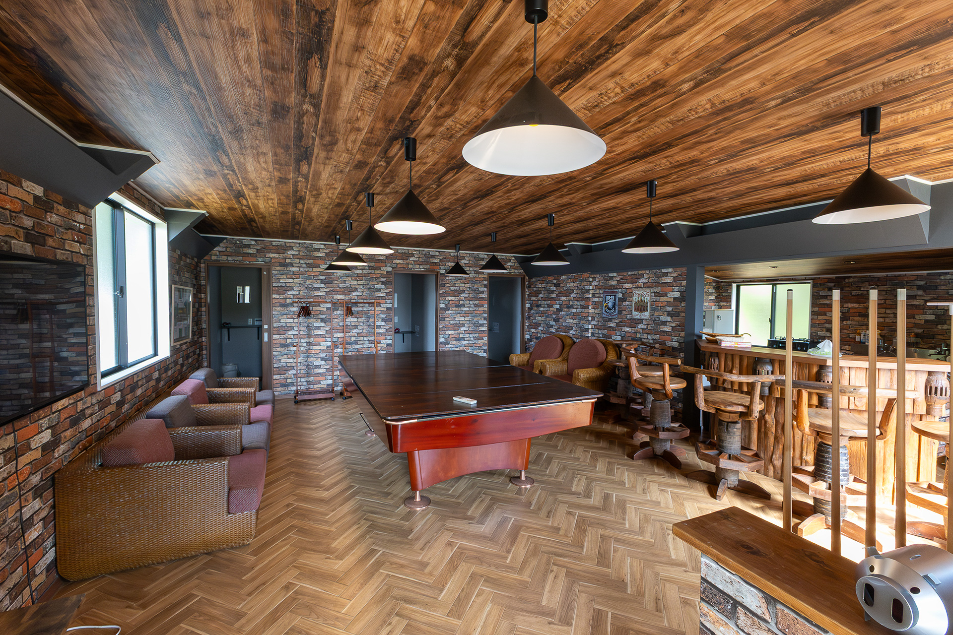 サロン的な雰囲気が残る室内。ビリヤード台が置かれているがこれをどうするかは未定