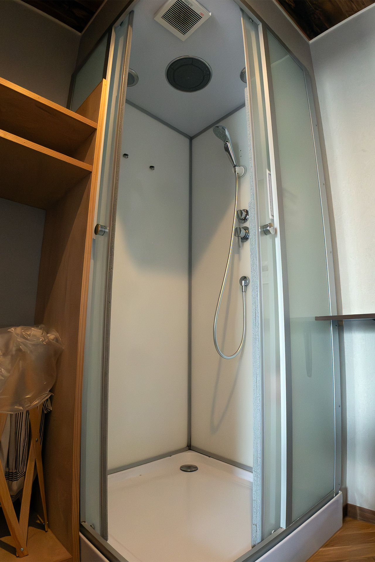 オーバーヘッドシャワー付き。ボディソープとシャンプーは備え付けられていた