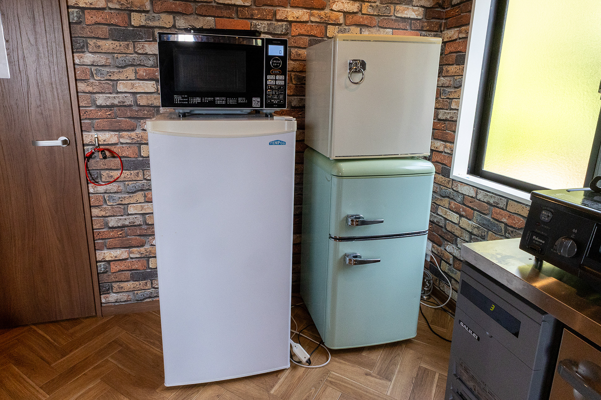 右の2段が冷蔵庫。左が電子レンジで下が冷凍庫