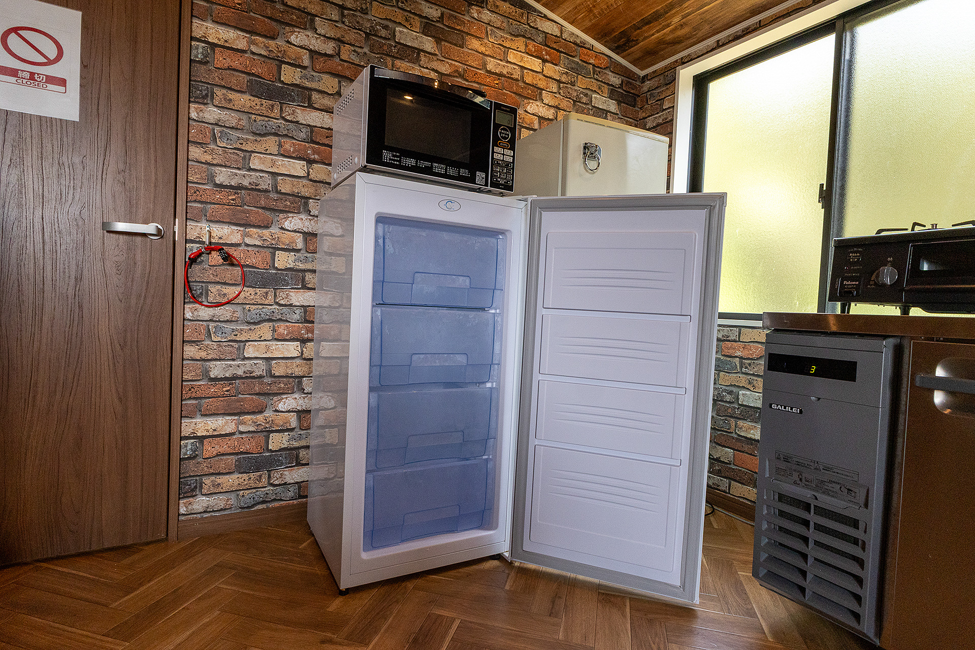 大きな冷凍庫がある施設はめずらしい。連泊するときに冷凍食品を買って保存できるのは便利だろう