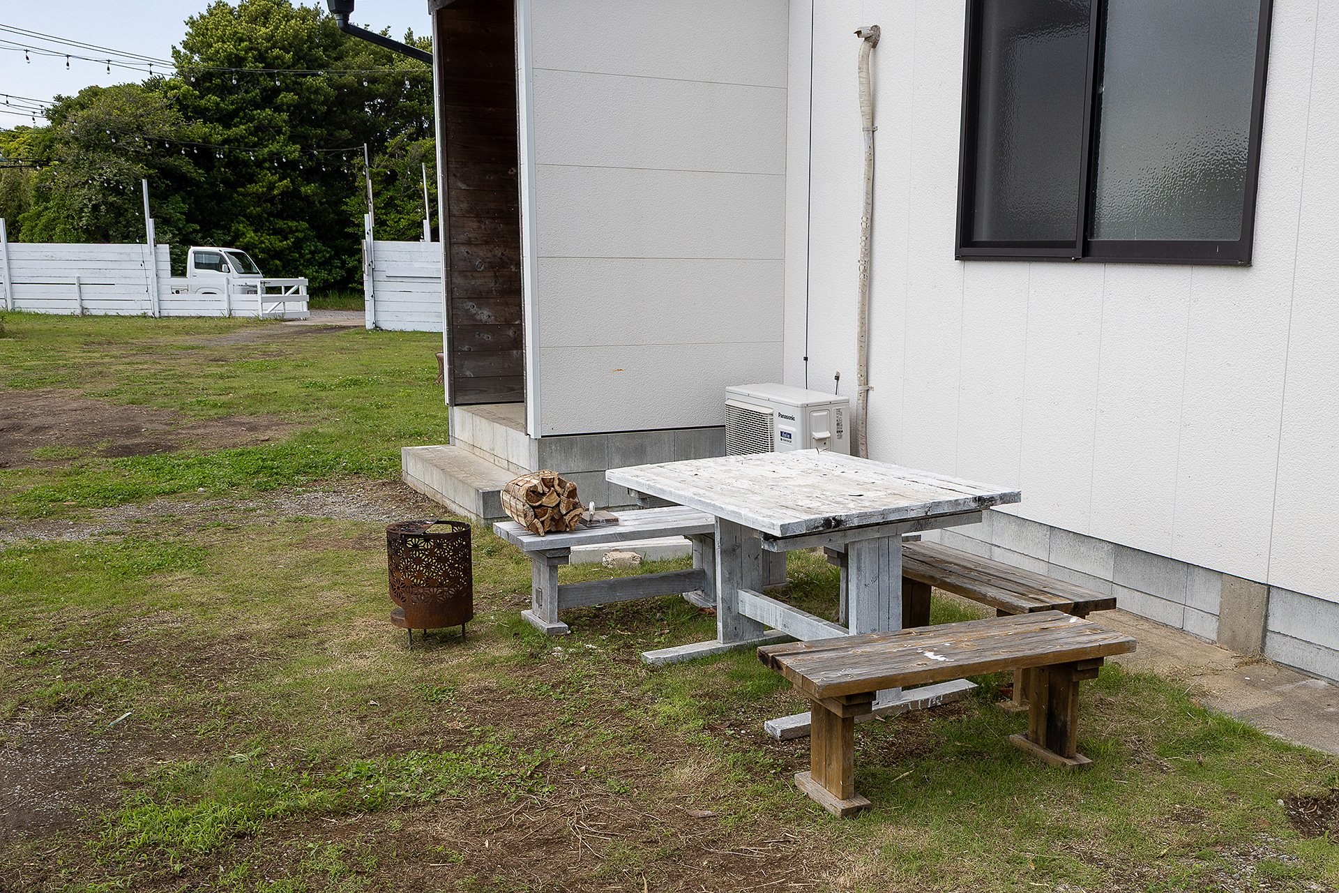 管理棟の横にはテーブルもある