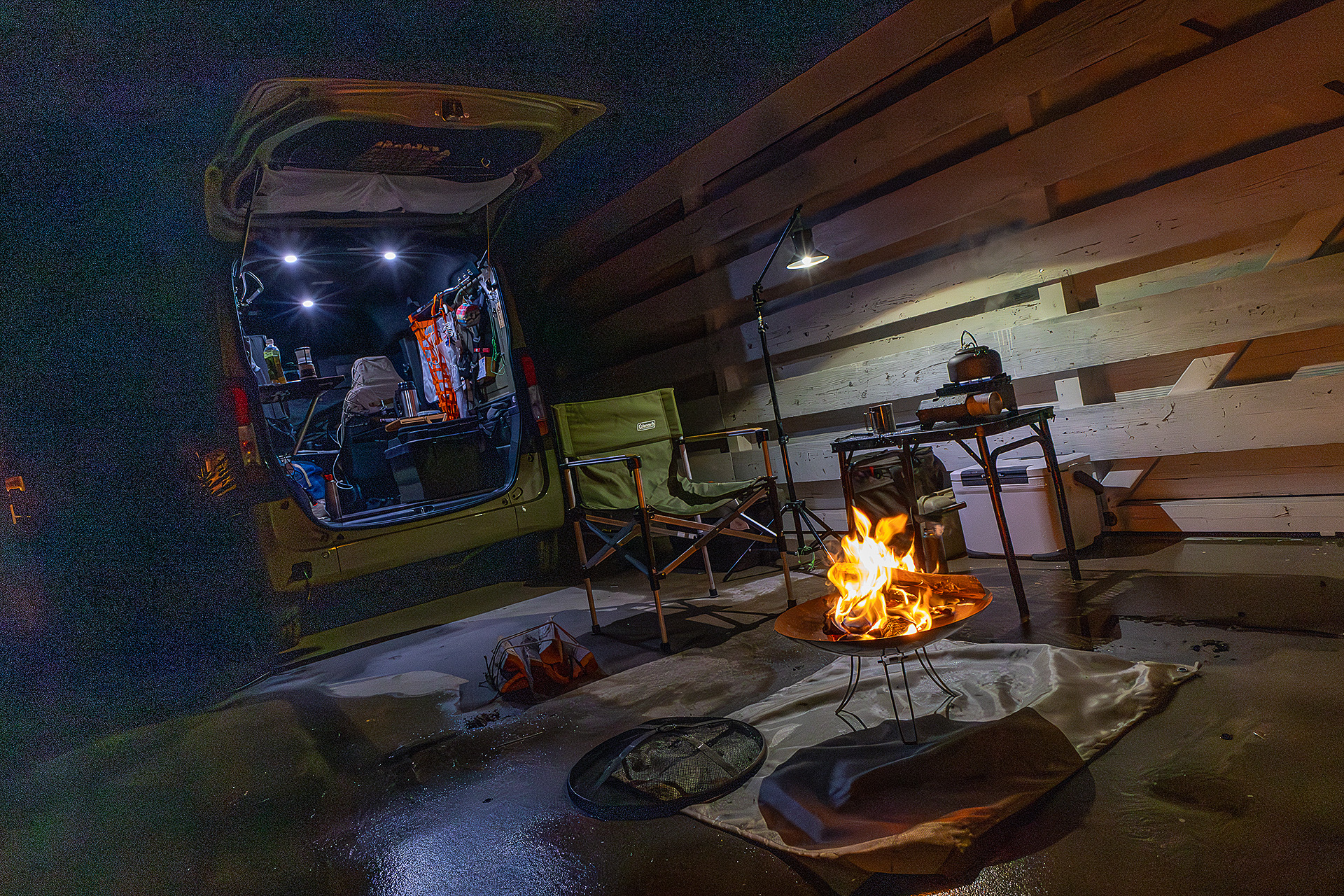 夜はとても静かな環境。たき火はできるが直火はNG。土のサイトであってもたき火台を使用するルール。たき火台の底が直接地面にあたる場合はたき火マットも併用する