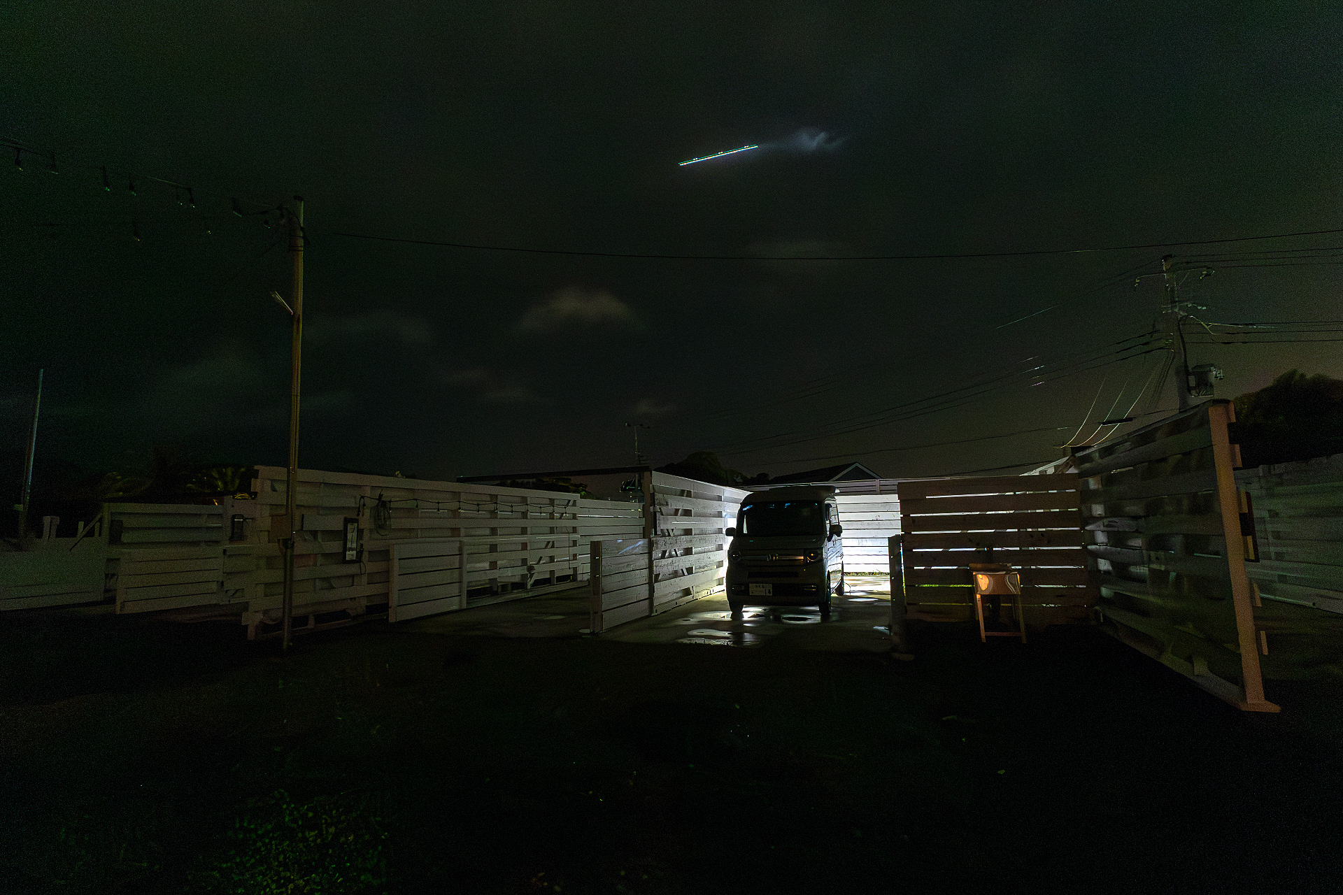 取材日は曇っていたが晴れた日は星空がきれいに見えるという。空にある光跡は羽田空港へ向かう航空機のもの。星が出ていれば航空機の光跡を絡めた星空が撮れるだろう