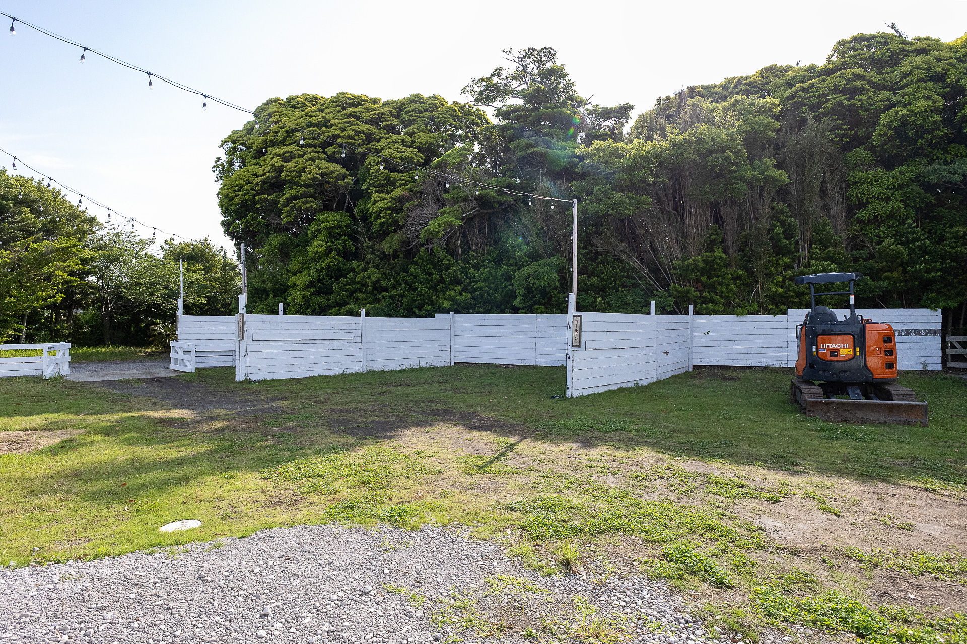 朝に気がついたこと。朝日は土のサイト側から登るが、土のサイトの後ろは林になっているので朝10時くらいまで（6月アタマ）はサイトが日陰だ。ゆっくり寝たい人や夏の朝の日差しを避けたい人は土のサイトを選ぶのもいいかも