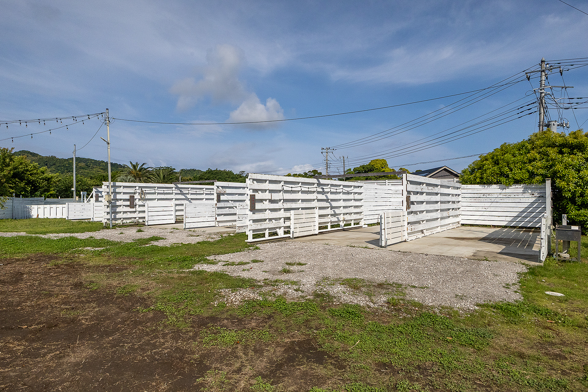 コンクリート敷きサイトは朝日がよく当たるので夏場はタープなどの日よけがあった方がいいだろう