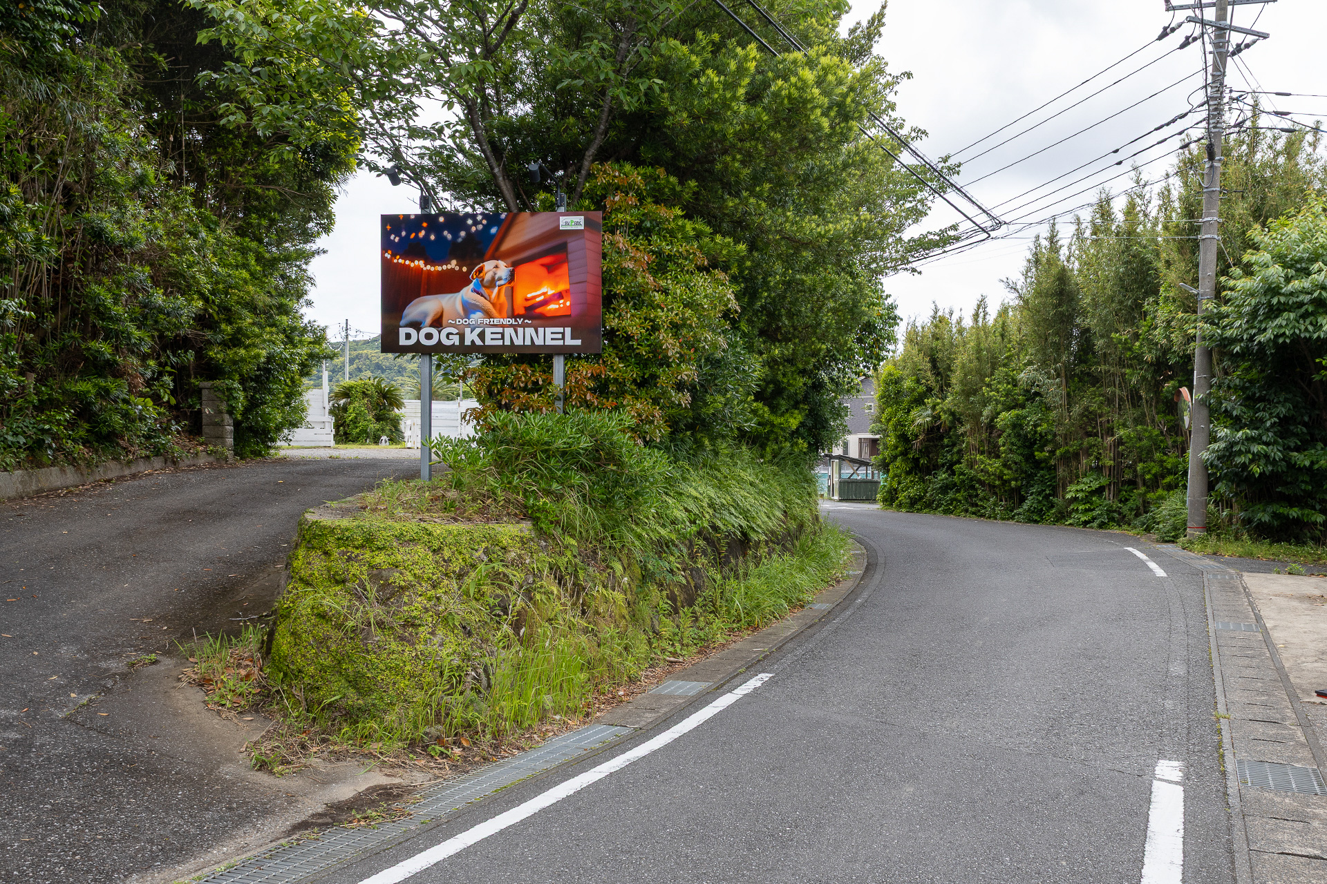 施設を出て左に降りていく