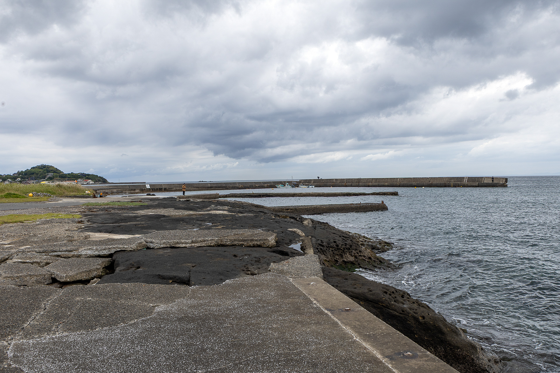 前の写真と同じ立ち位置から逆を向いた風景。突堤の向こうは海水浴場
