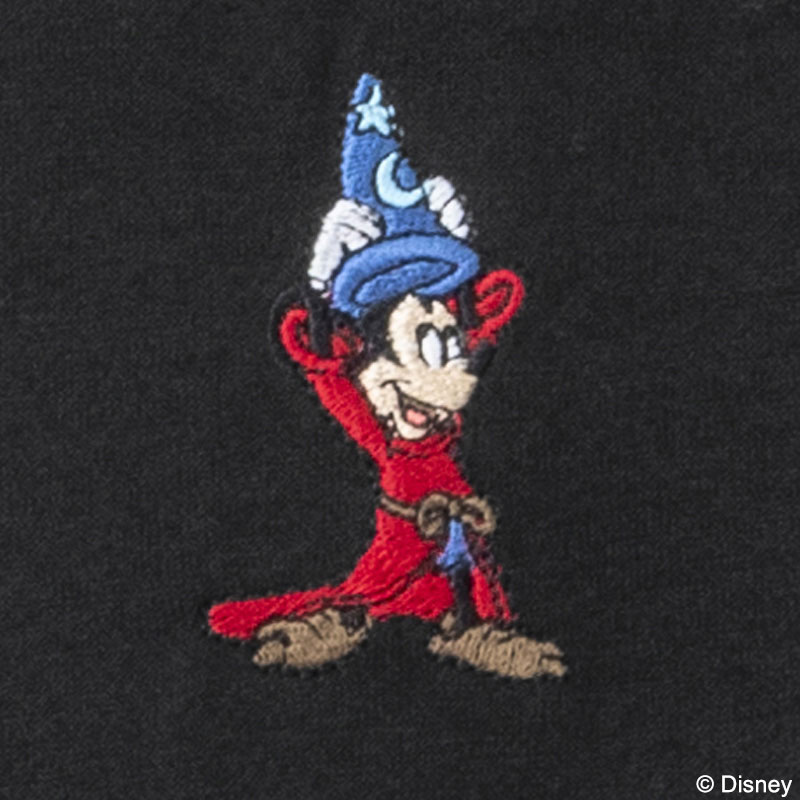 ディズニーの名作「ファンタジア」に登場する魔法使いの弟子に扮したミッキーマウス